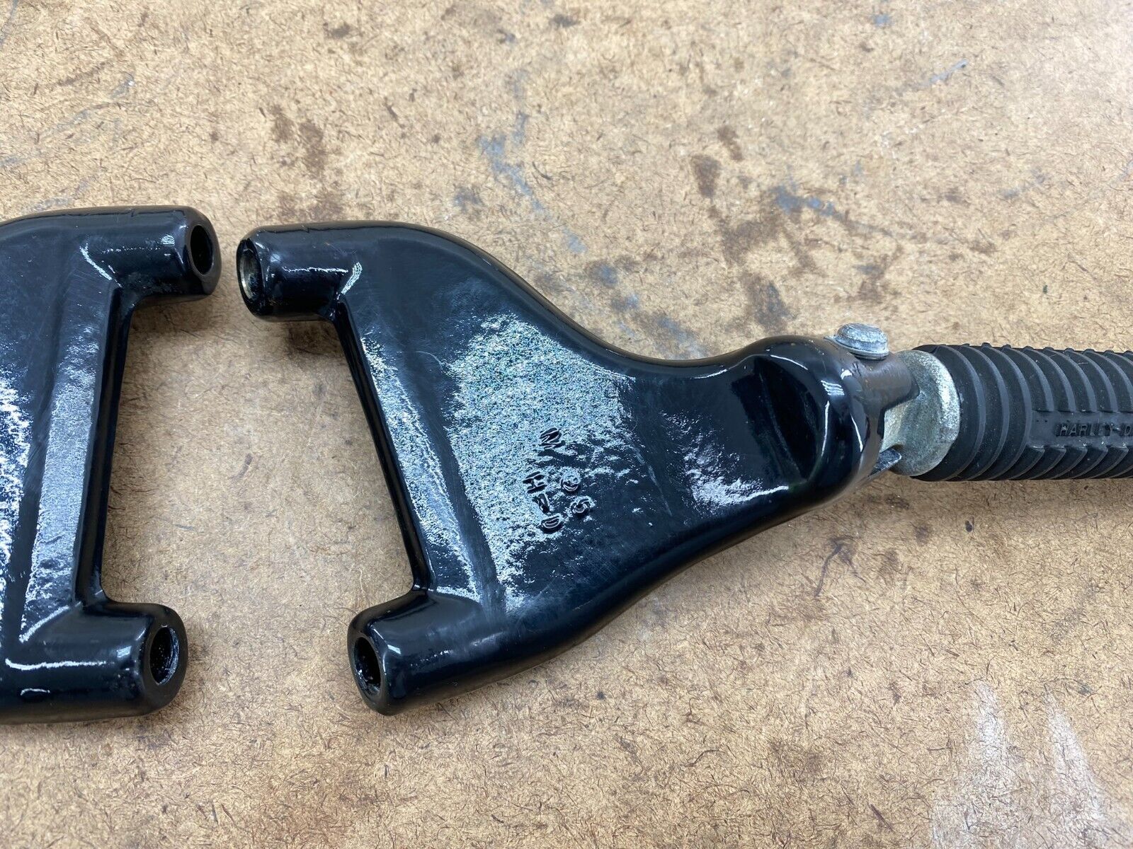 2005 HARLEY SPORTSTER XLC Passenger Foot Pegs Pedal Mounting Bracket