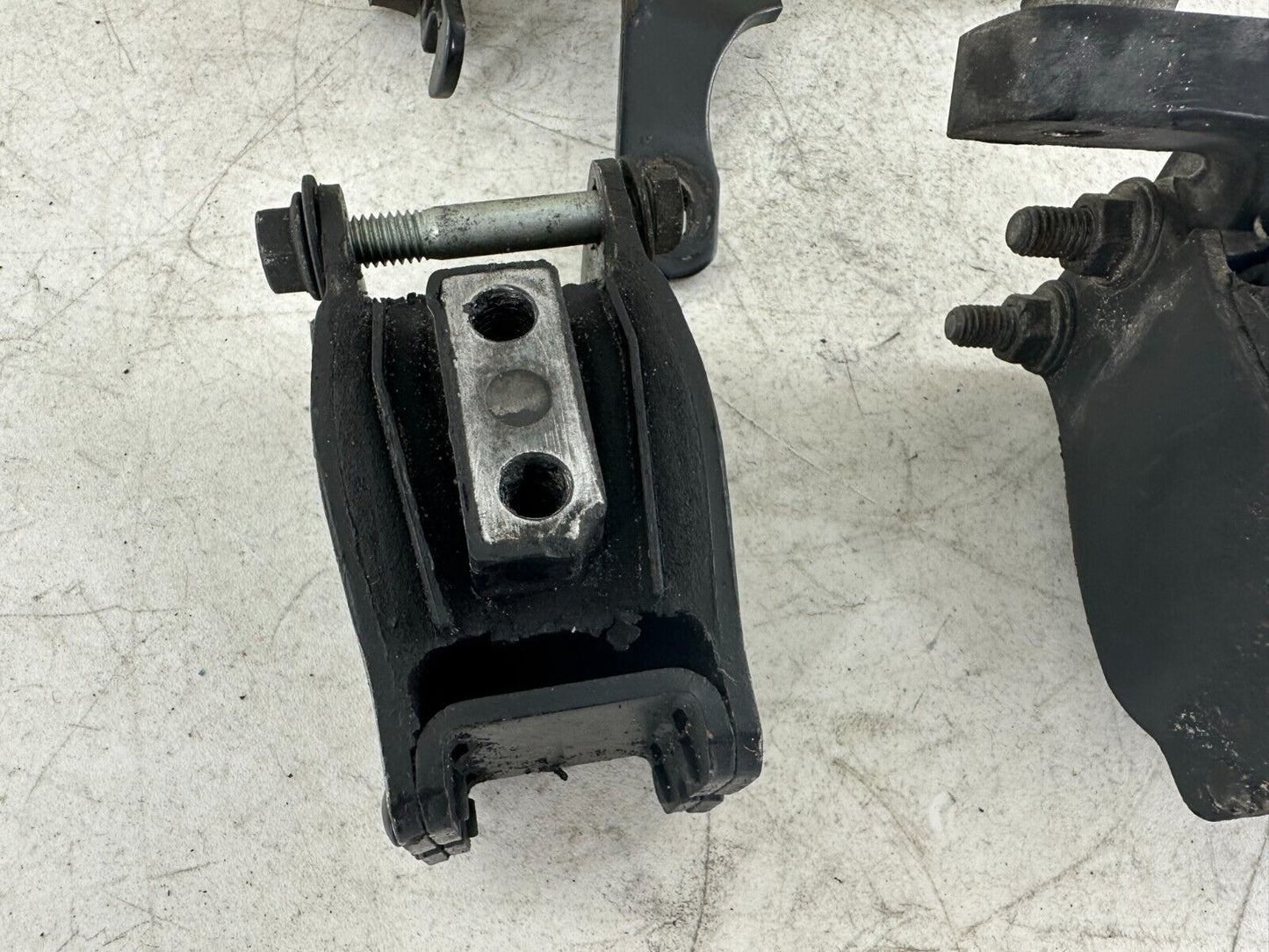 2003 HARLEY DAVIDSON DYNA Rubber Engine Motor Transmission Mount Bracket