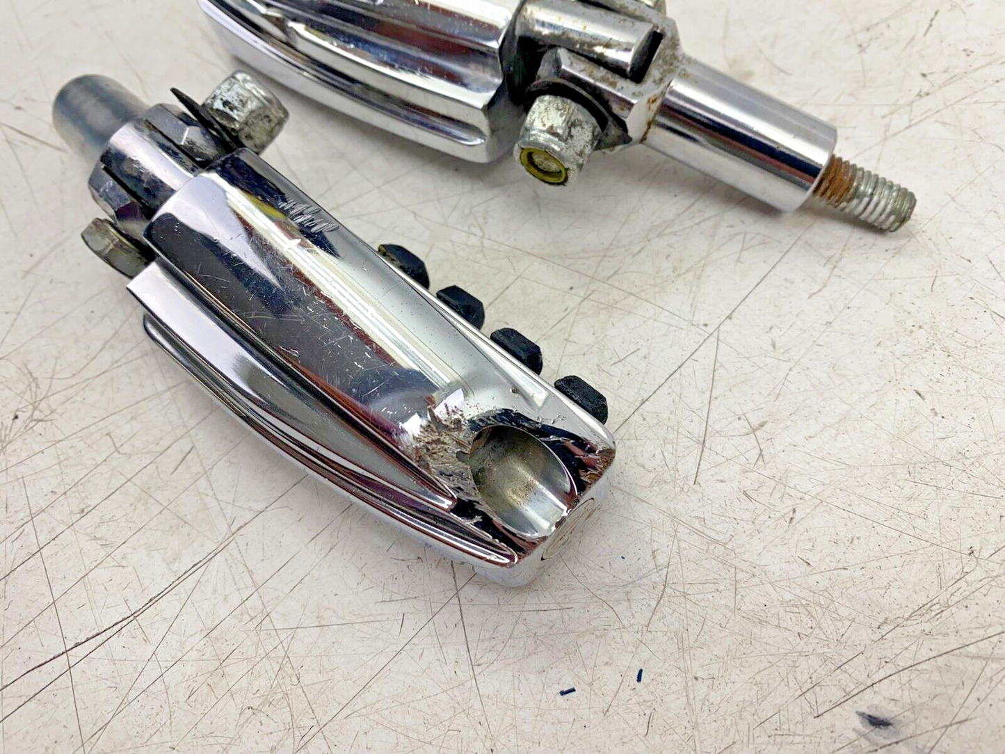 2001 HARLEY SOFTAIL Passenger Foot Pegs & Mounting Brackets