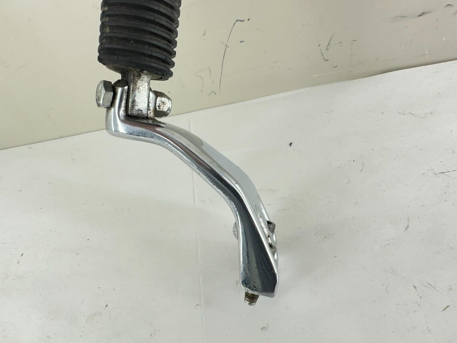 1996 HARLEY DAVIDSON DYNA MID CONTROL LEFT SIDE FOOT PEG & MOUNTING BRACKET