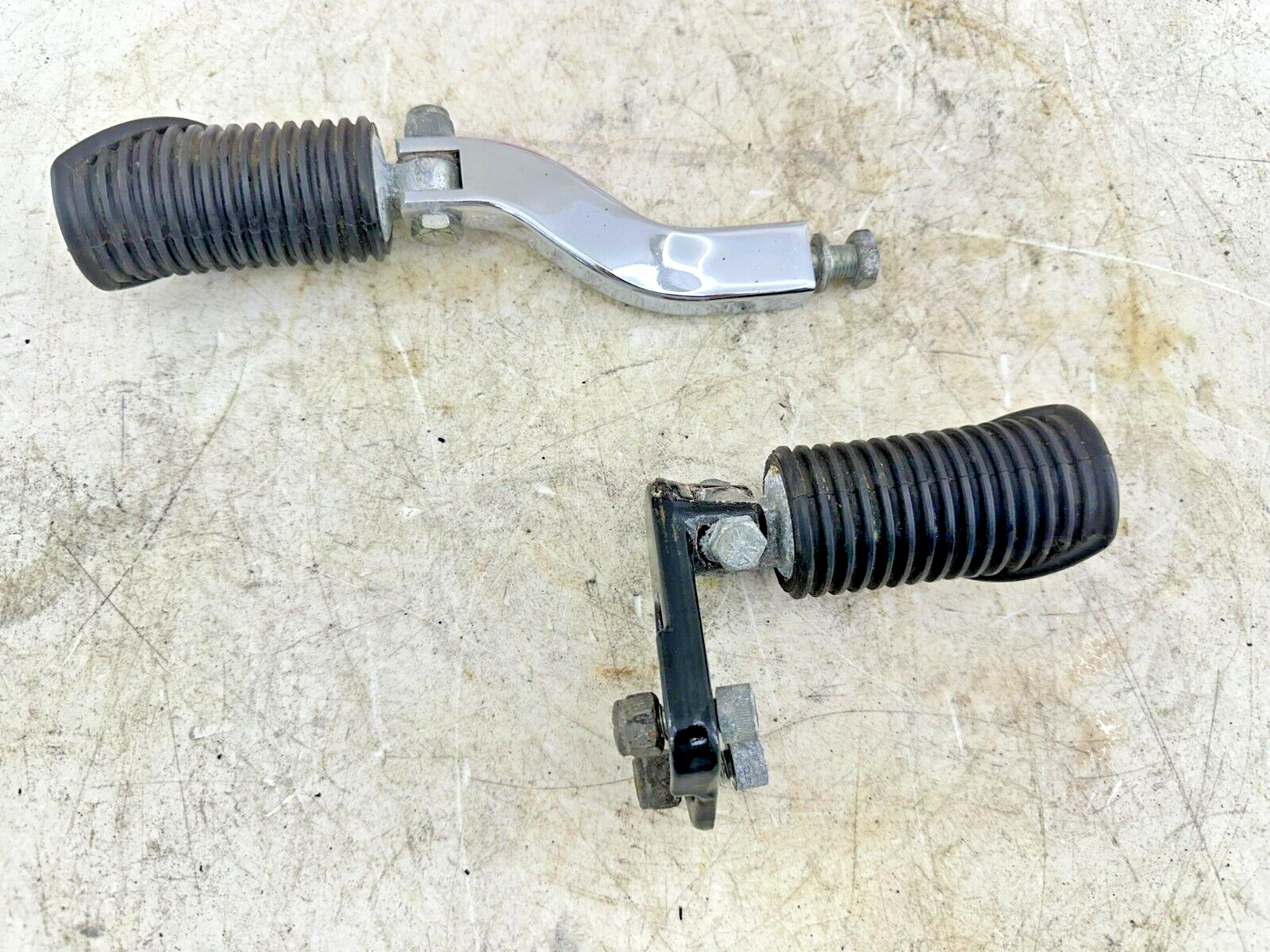 1997 HARLEY DYNA OEM HD Passenger Footpegs + Mounting Hardware Bracket