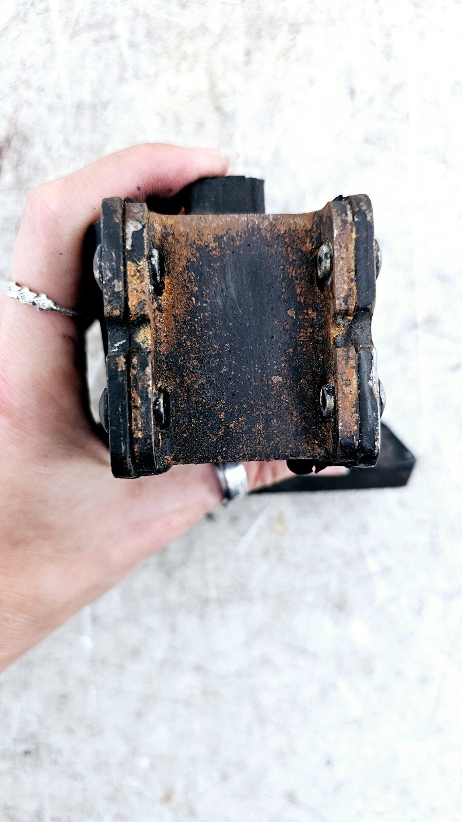 1995 HARLEY DYNA CONVERTIBLE Rear Transmission Rubber Isolator Mount