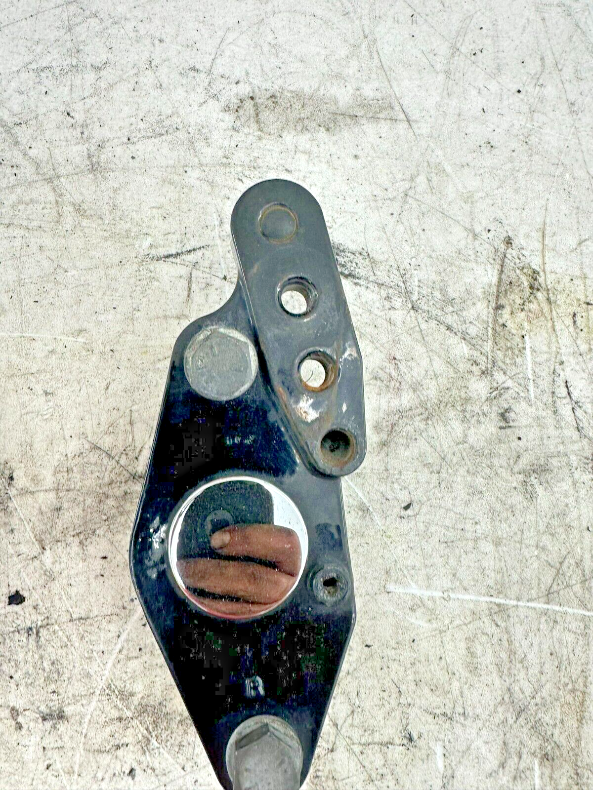 1999 HARLEY FLH ELECTRA GLIDE Passenger Floorboard Mounting Bracket Axle Cover