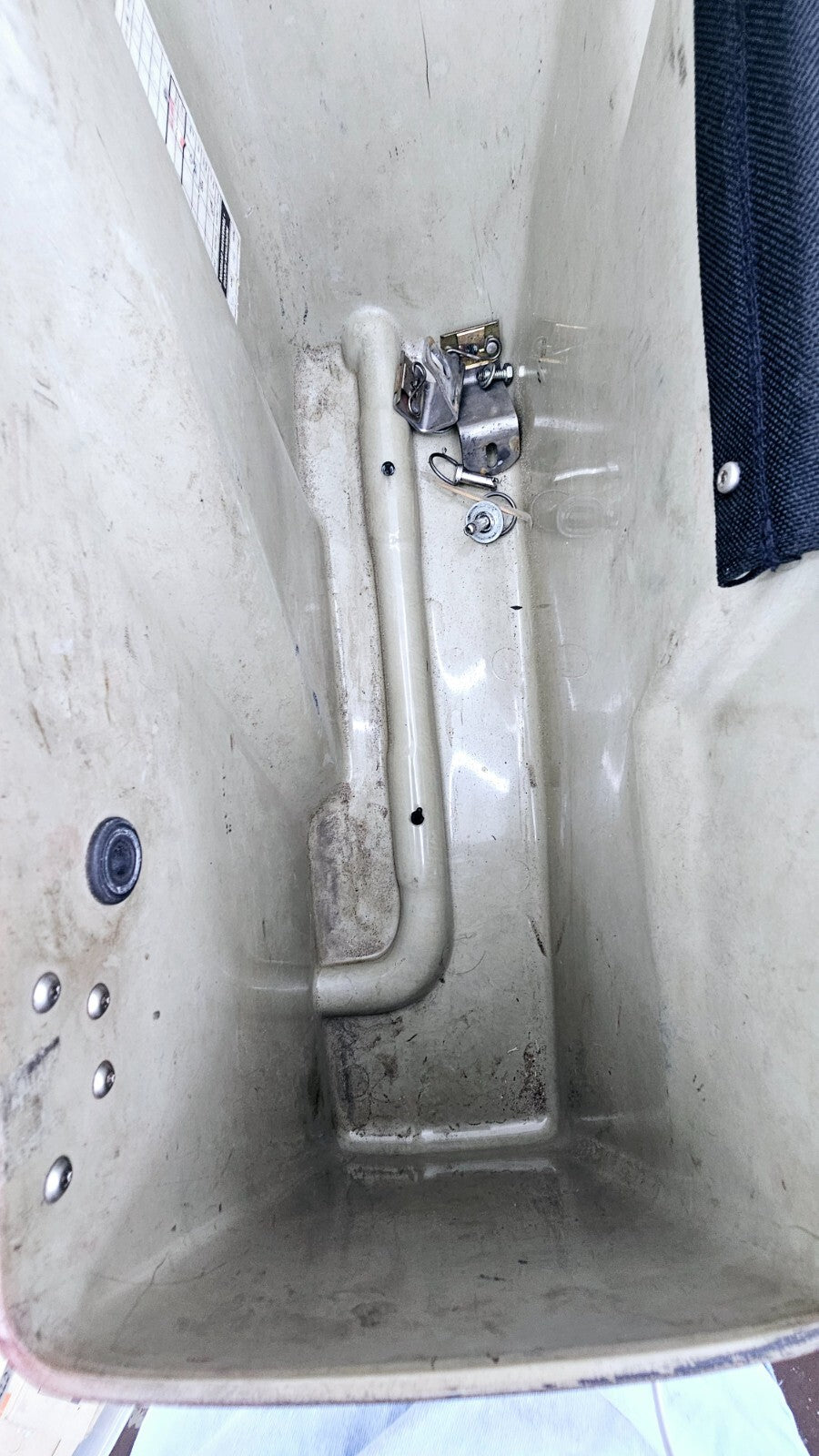 1998 HARLEY FLH ELECTRA GLIDE Right Saddlebag Housing Lid Latch OEM HD Red Black