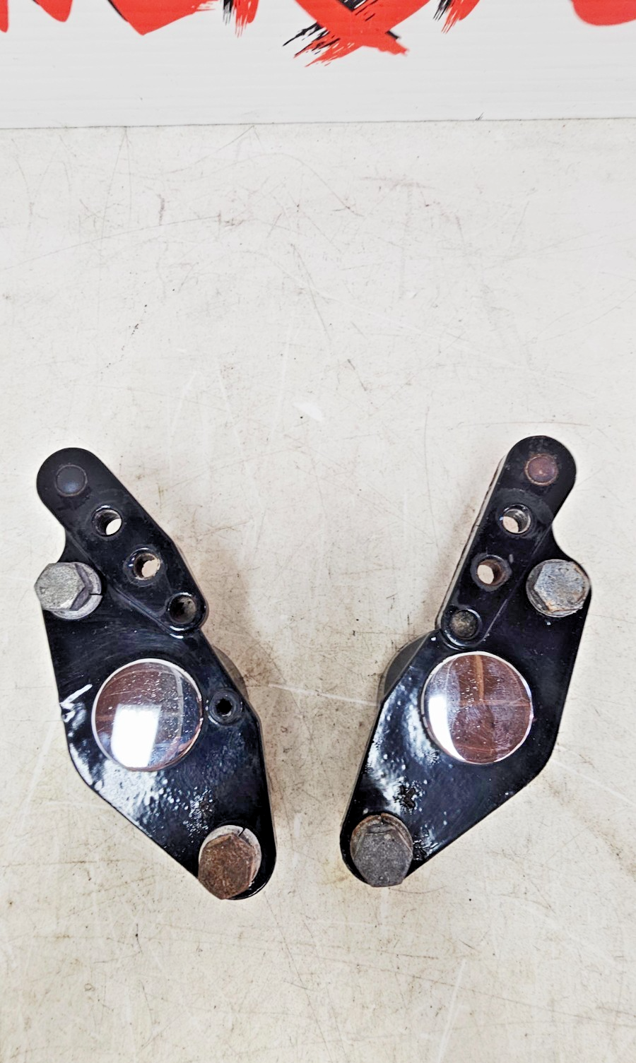 1996 HARLEY FLH ELECTRA GLIDE Rear Swingarm Arm Passenger Floorboard MTG Bracket