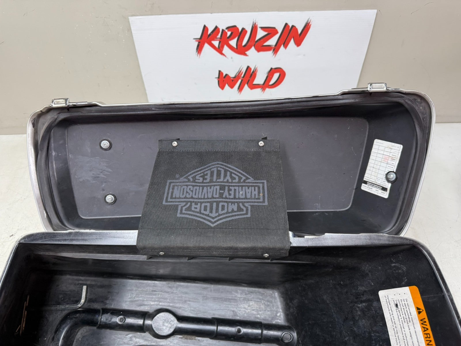 2003 HARLEY ELECTRA GLIDE Saddlebag Housing Left w/ Lid Latch 100th Anniversary