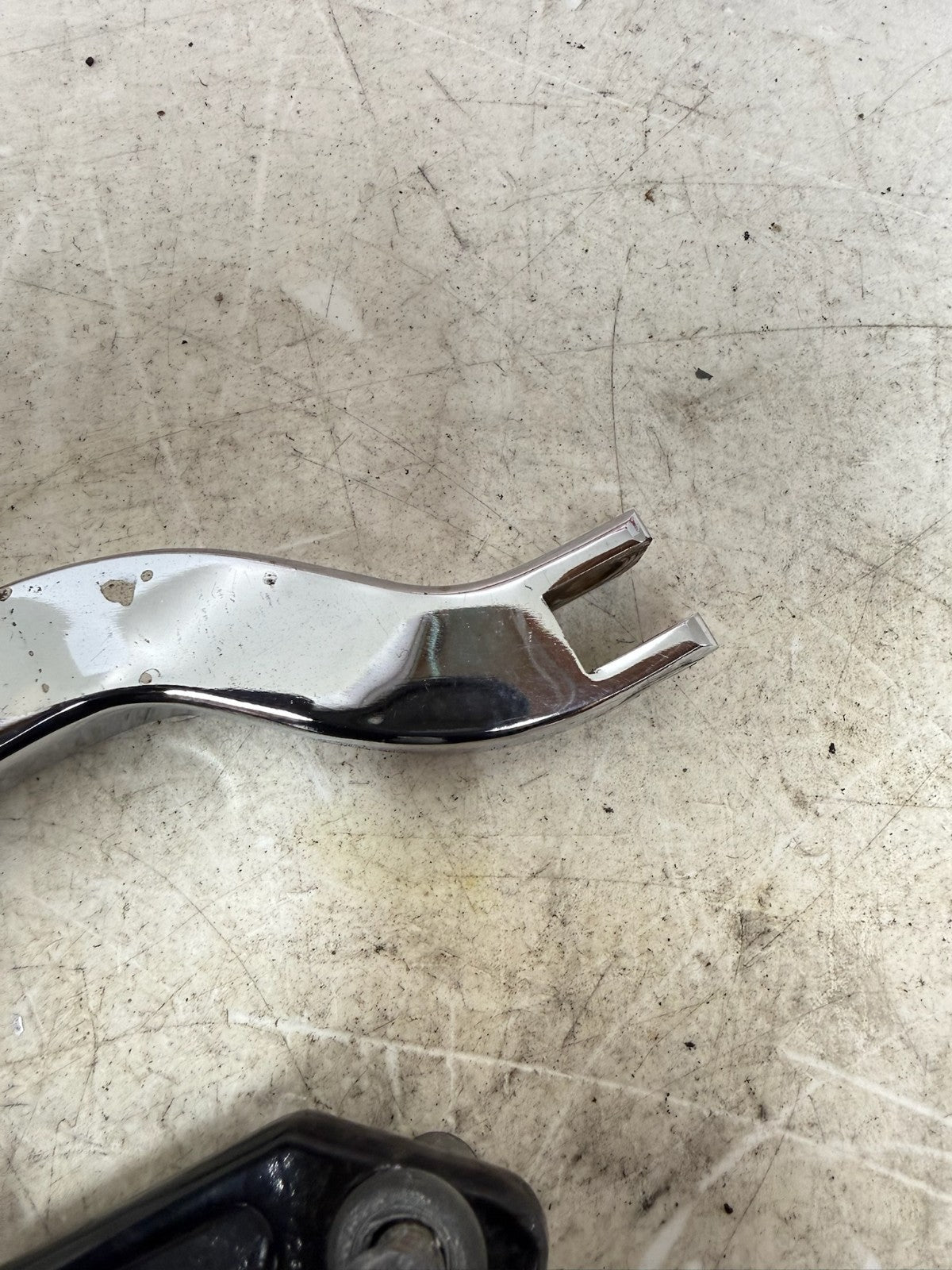 1993 HARLEY DYNA Wide Glide Passenger Footpegs Footrest Support Bracket