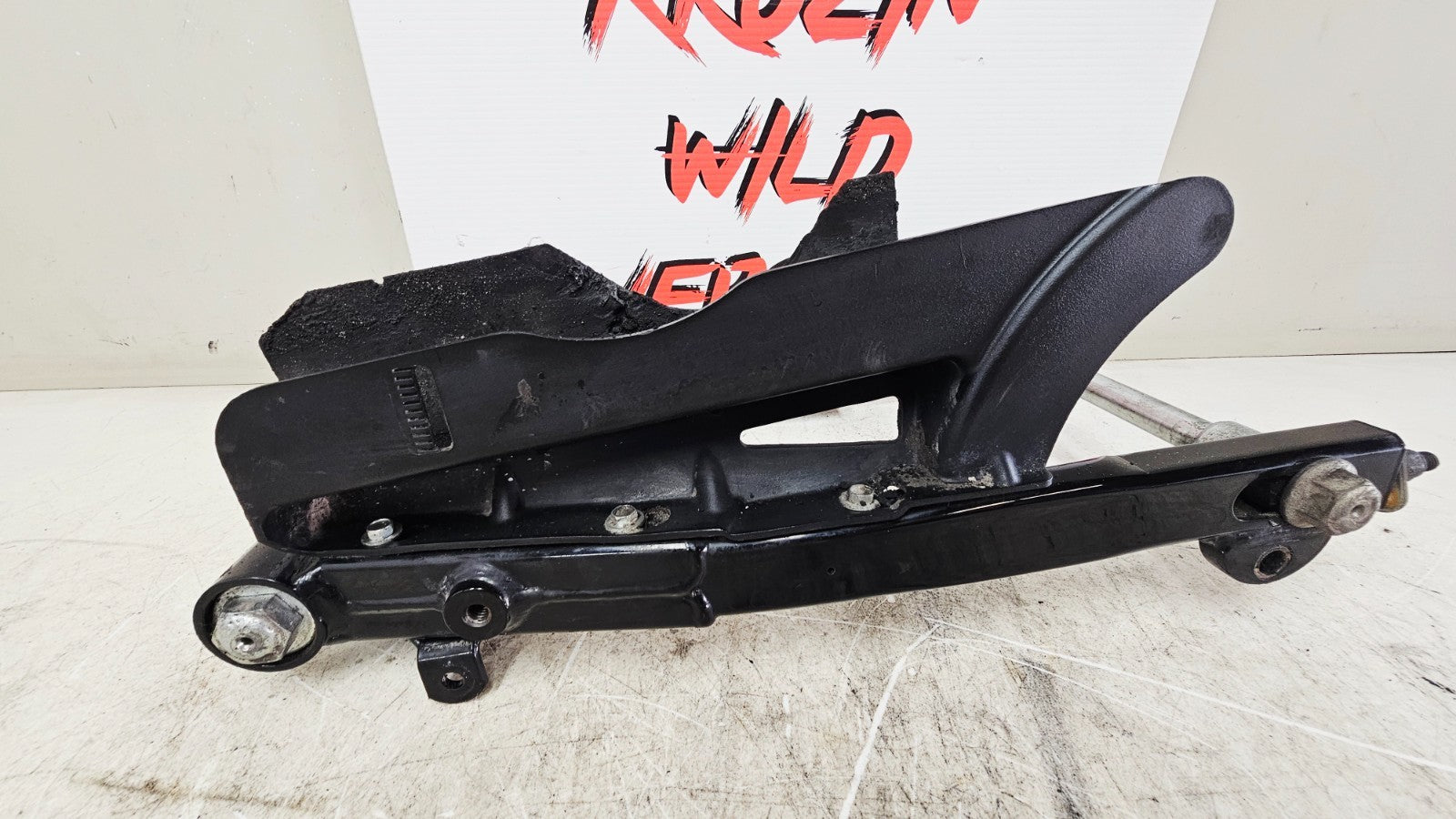 2001 Harley Davidson Sportster Swingarm Rear Fork With Axle Mounting Bolt