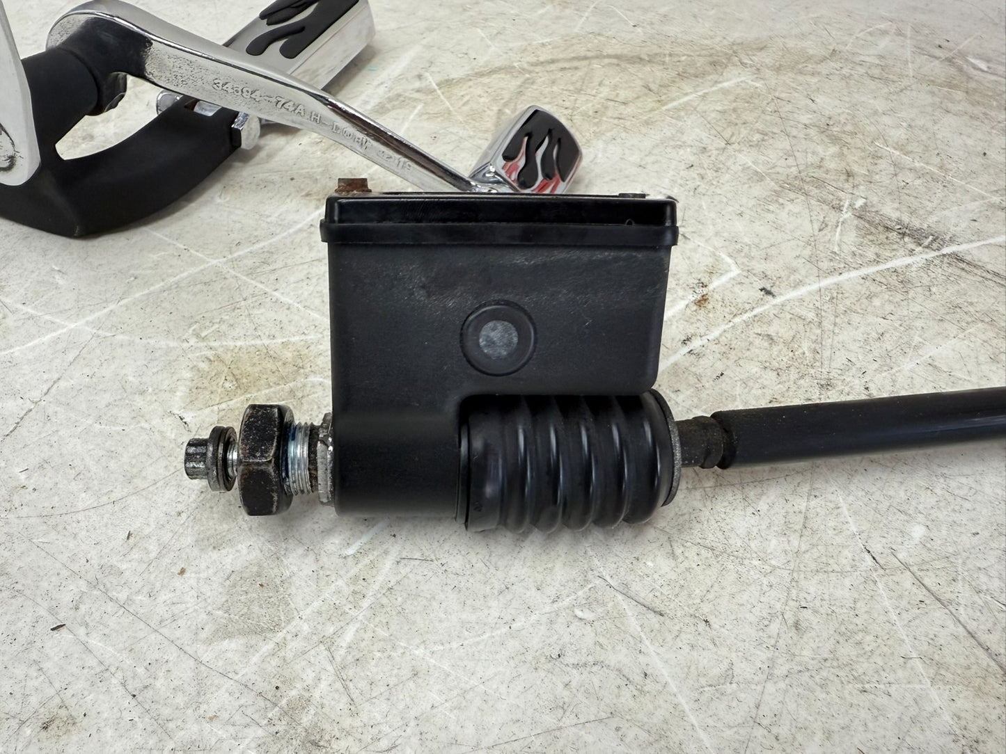 2003 HARLEY DYNA WIDE GLIDE OEM HD  Forward Control Shift Brake Pedal Foot Pegs