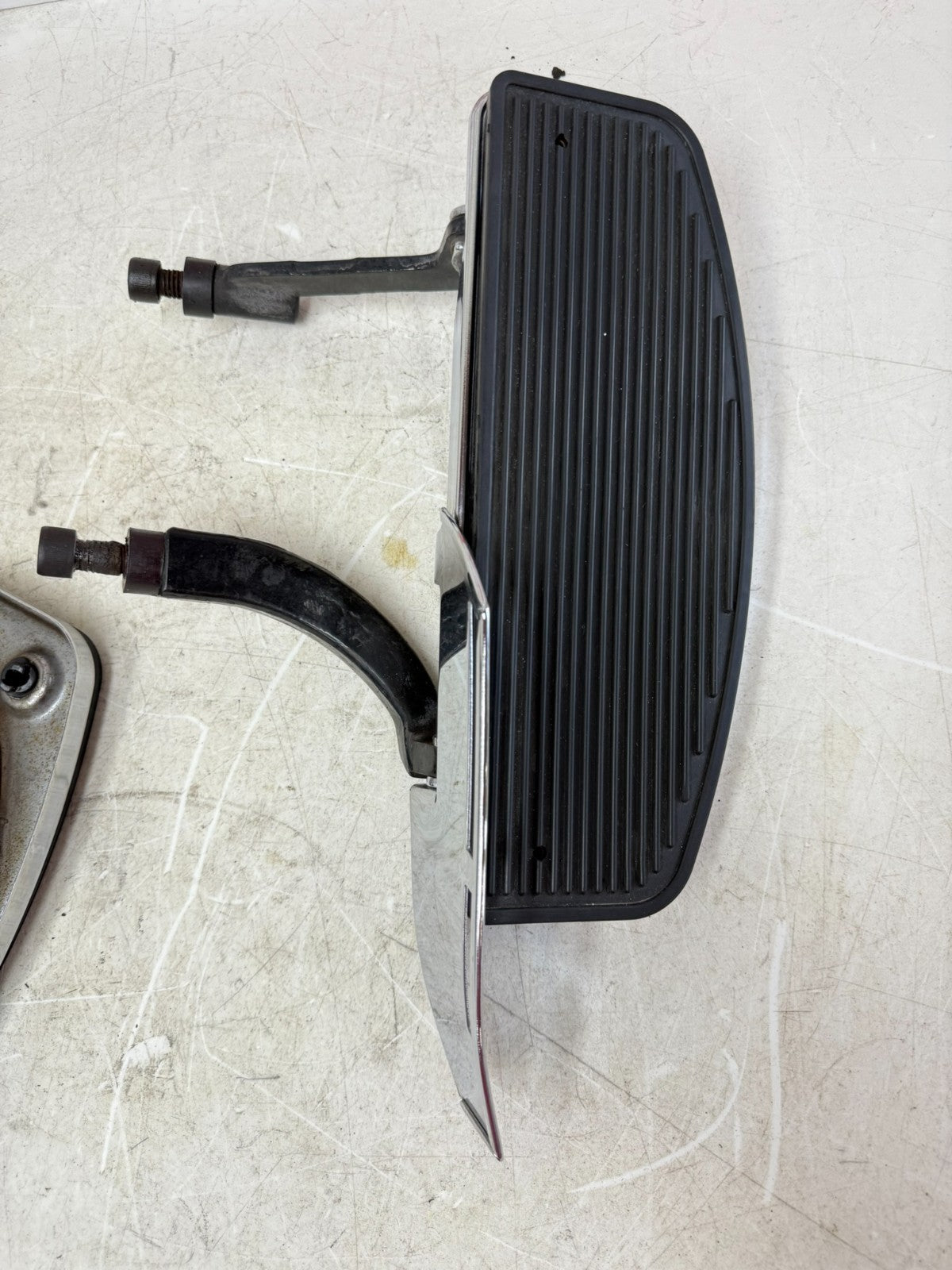 2003 HARLEY ELECTRA GLIDE Driver Floorboard Foot Rest Pad Right Left MTG Bracket