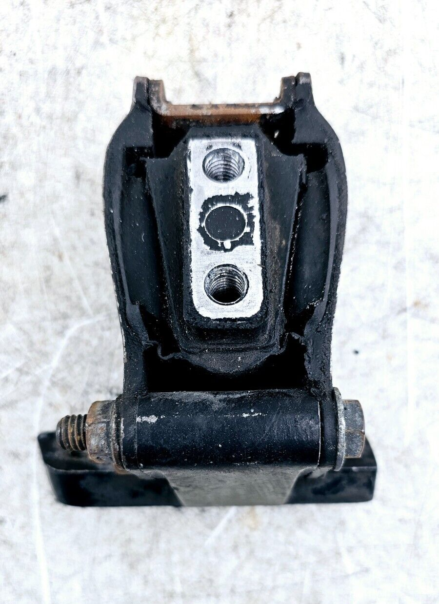 1995 HARLEY DYNA CONVERTIBLE Rear Transmission Rubber Isolator Mount