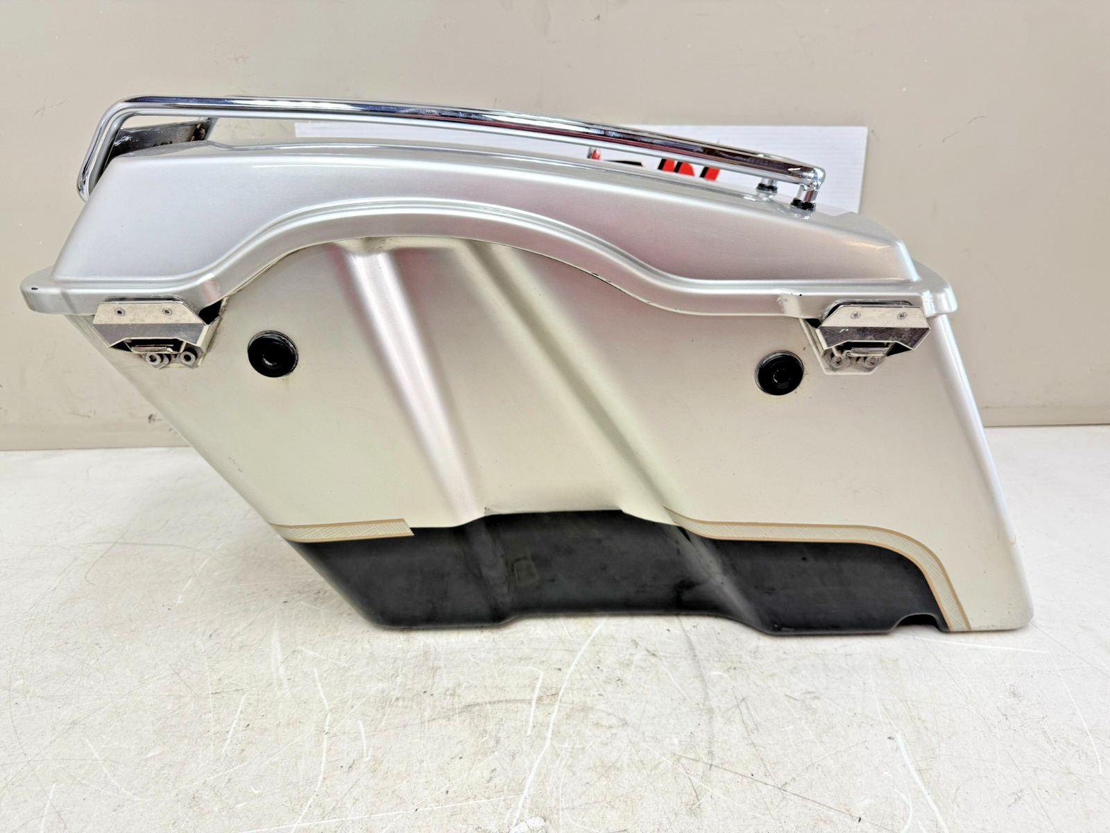 2003 HARLEY ELECTRA GLIDE Right Saddlebag Housing & Lid Latch 100th Anniversary