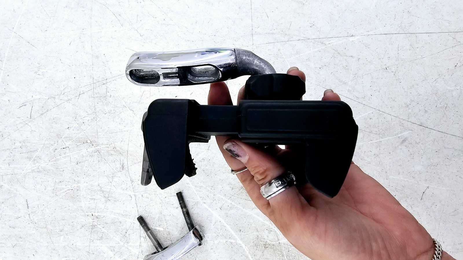 2003 HARLEY SOFTAIL DEUCE Ciro Premium Smartphone GPS Holder Chrome Mount