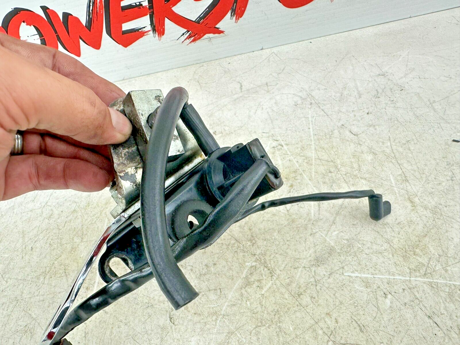 1999 HARLEY SOFTAIL OEM HD Upper Left Motor Mount + Horn Bracket