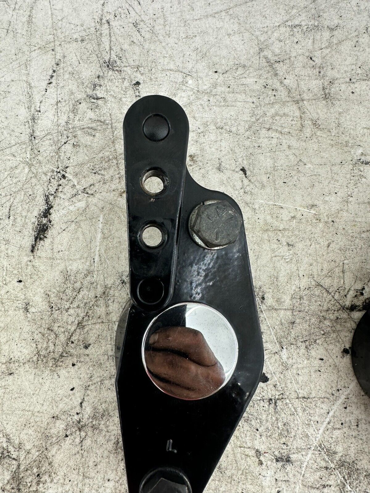 1999 HARLEY FLH ELECTRA GLIDE Passenger Floorboard Mounting Bracket Axle Cover