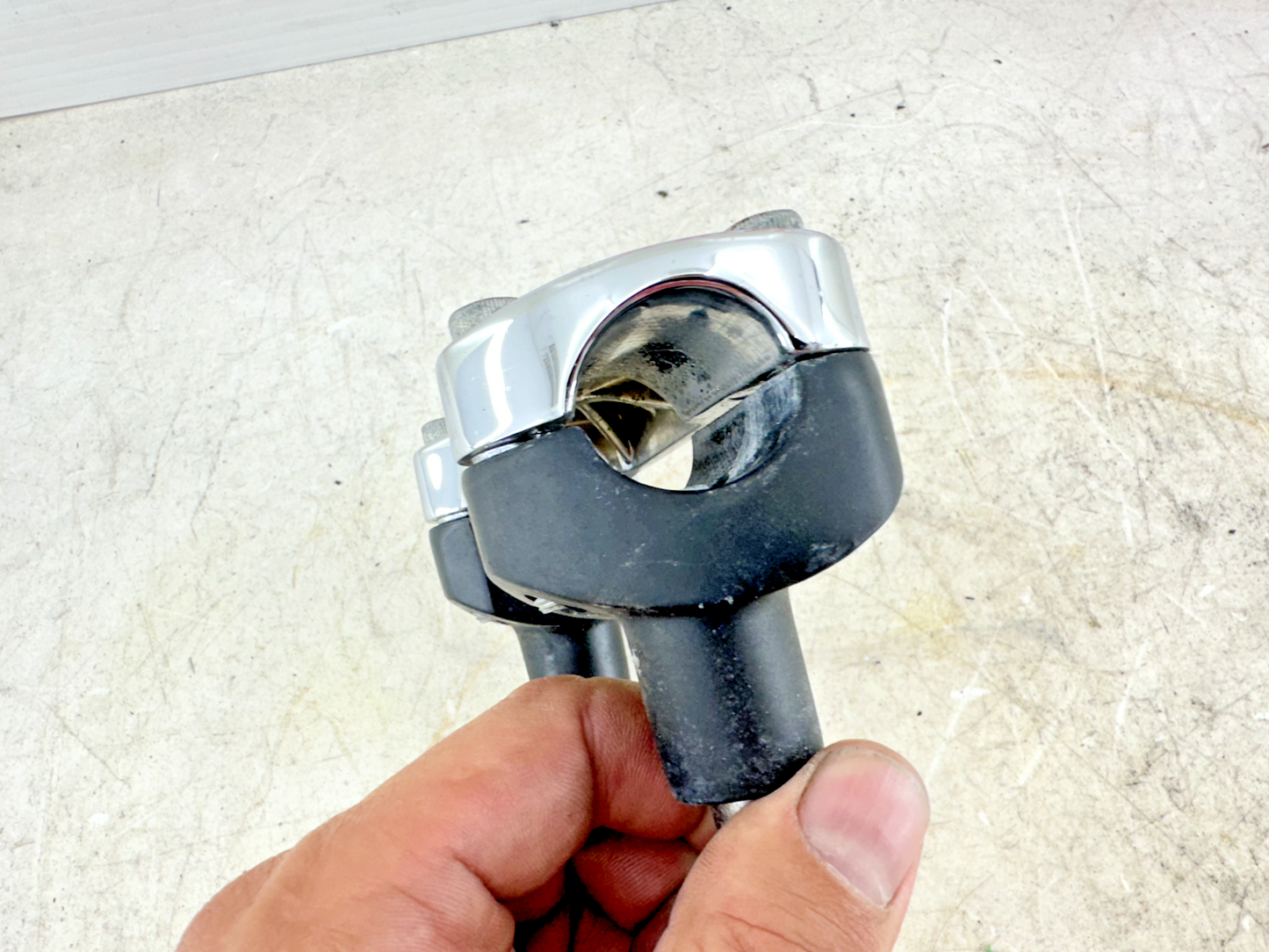 1997 HARLEY DYNA Handlebar Clamp Riser Risor Perch