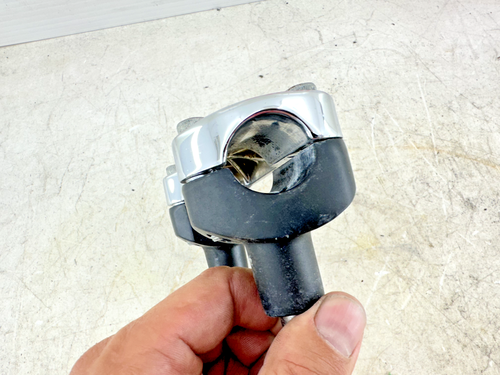 1997 HARLEY DYNA Handlebar Clamp Riser Risor Perch