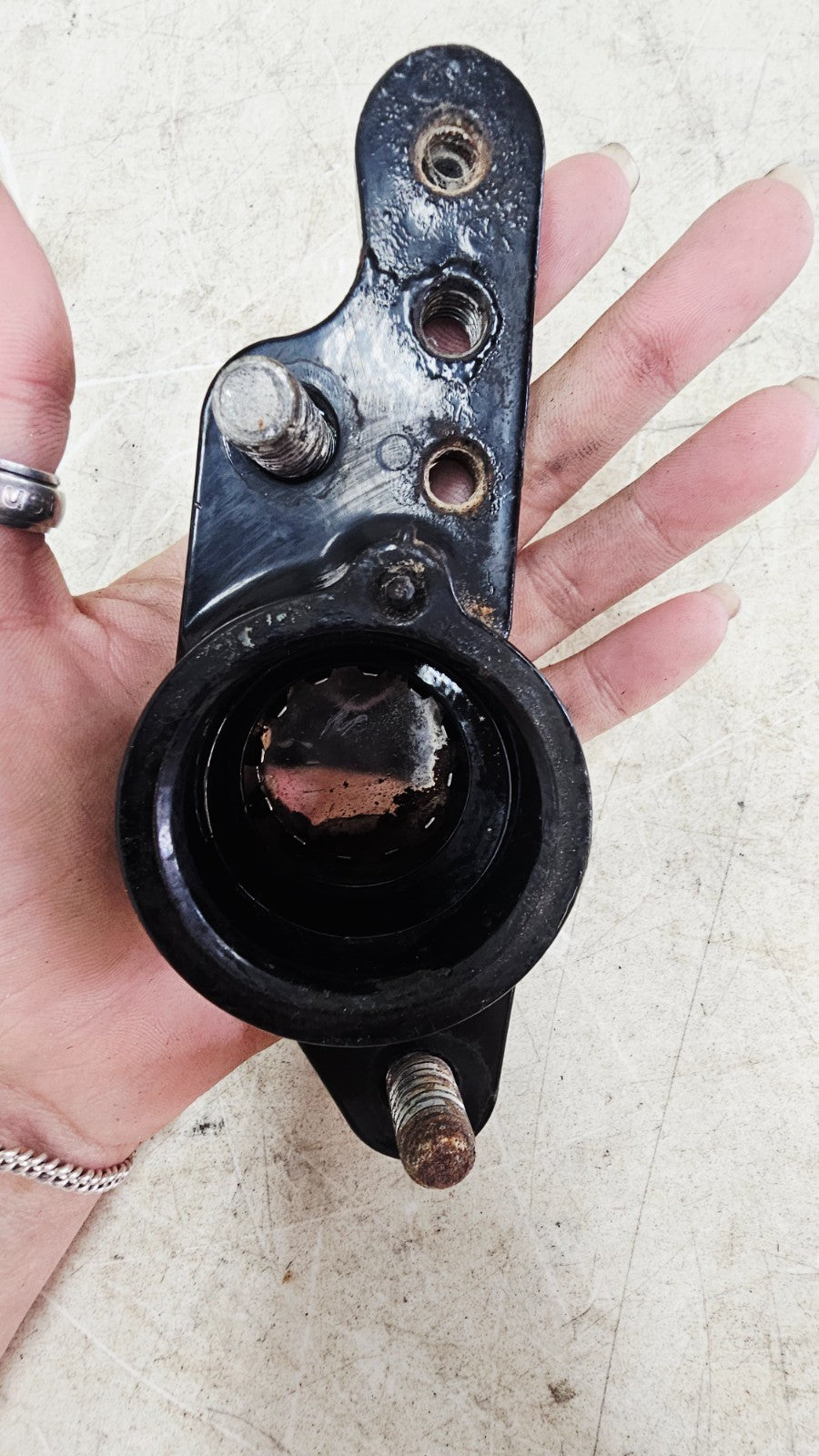 1996 HARLEY FLH ELECTRA GLIDE Rear Swingarm Arm Passenger Floorboard MTG Bracket