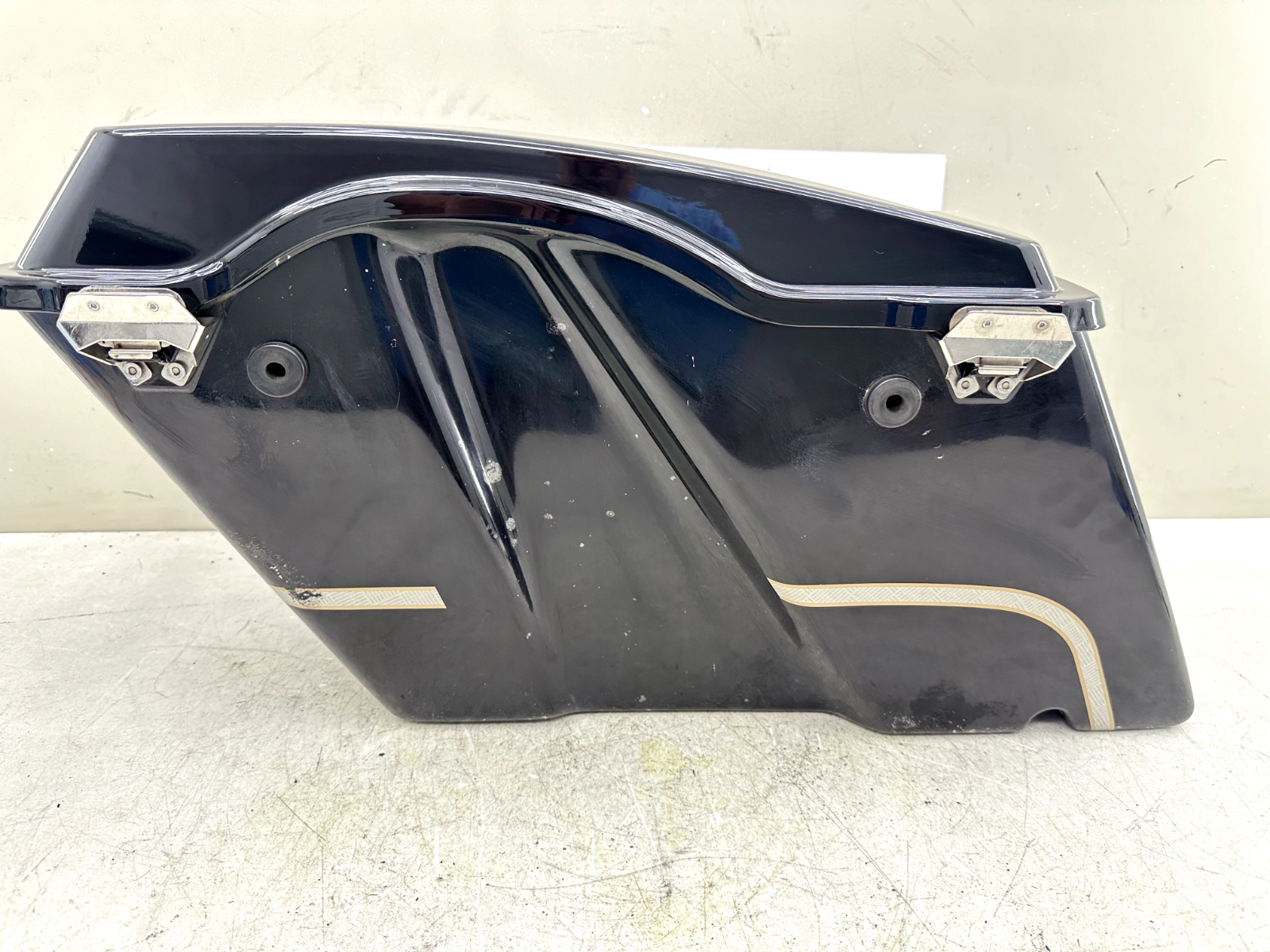 2003 HARLEY ELECTRA GLIDE classic Right OEM HD Hard Saddlebag Base Lid Latch