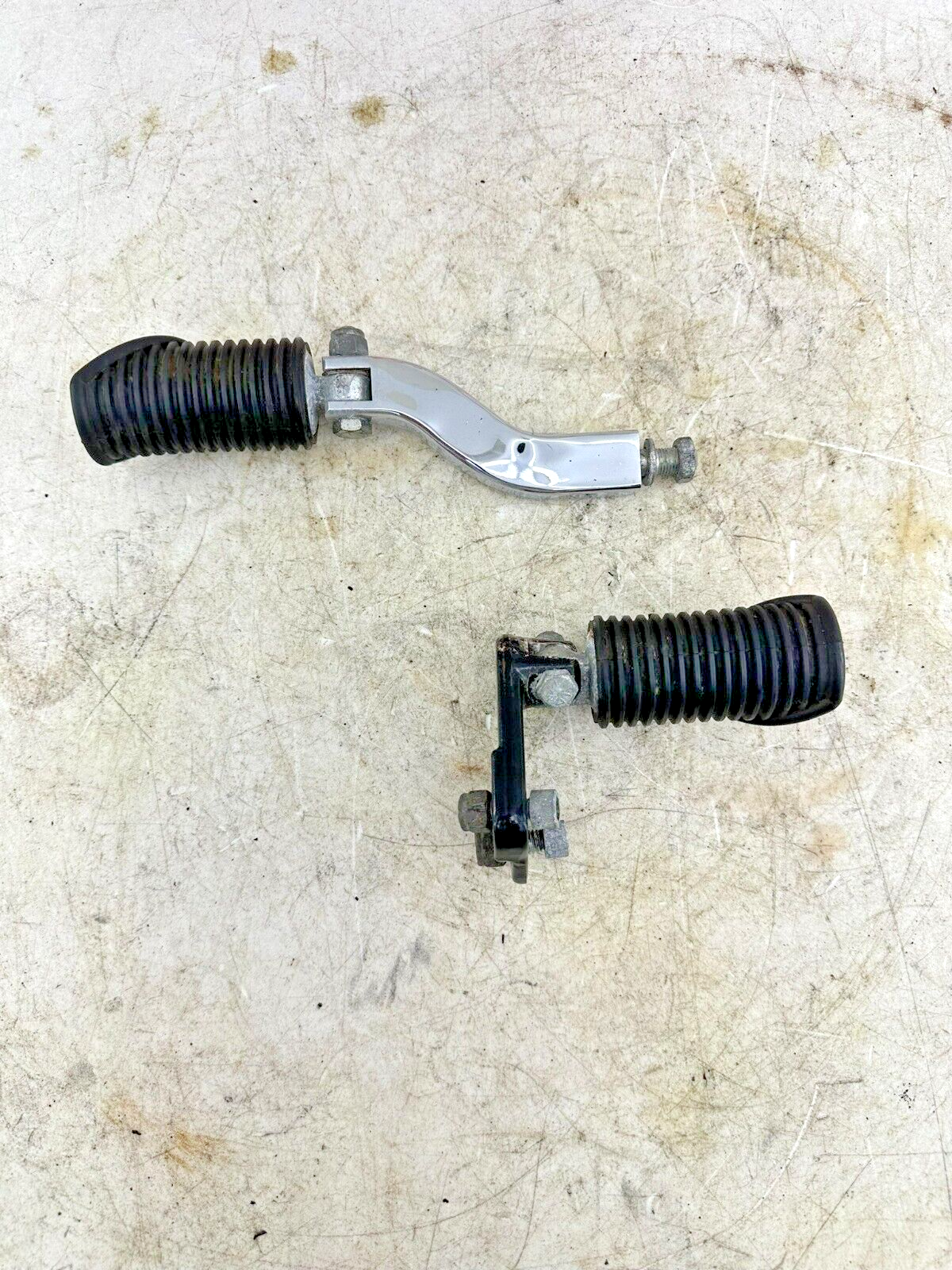 1997 HARLEY DYNA OEM HD Passenger Footpegs + Mounting Hardware Bracket