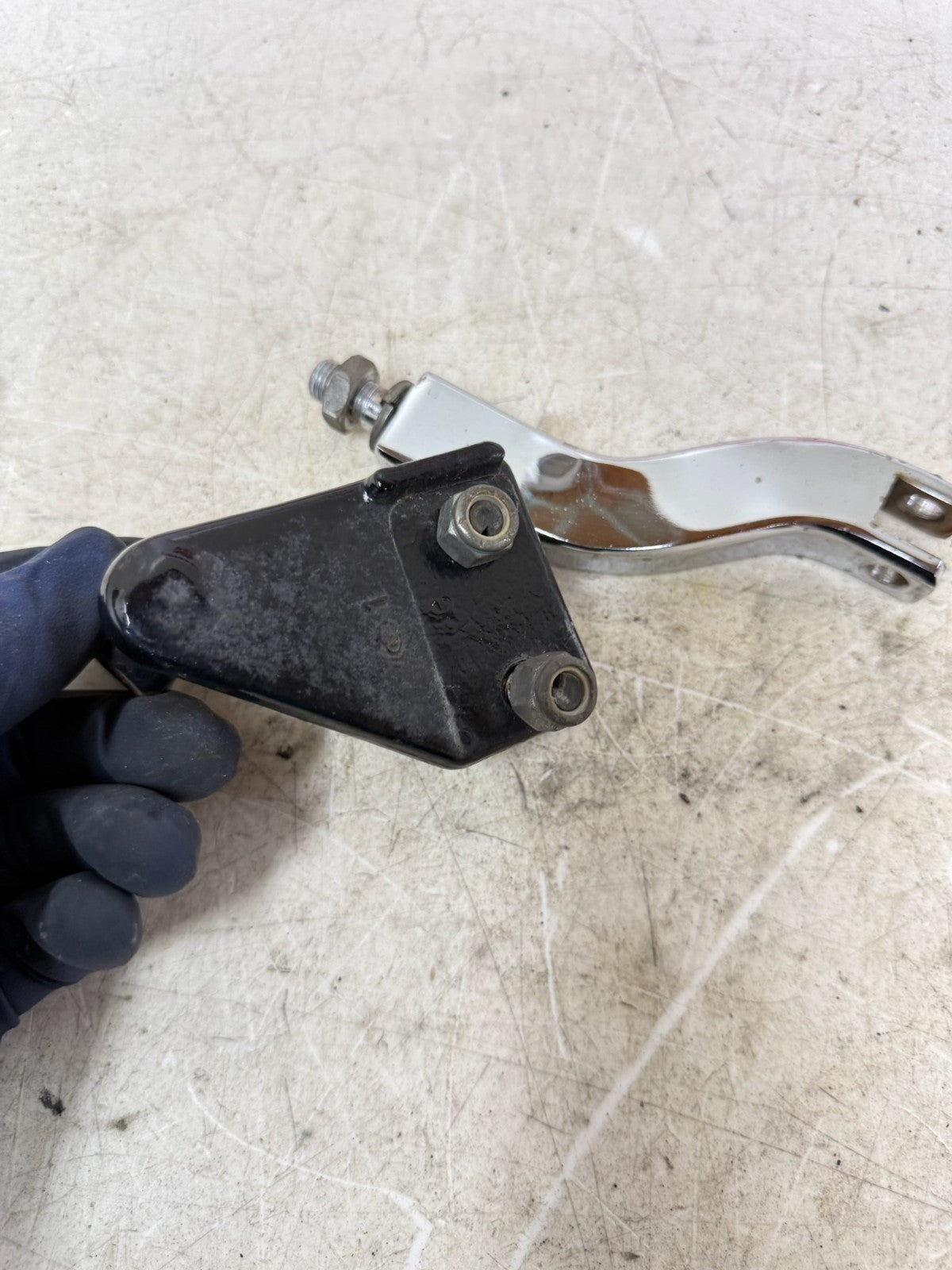 1993 HARLEY DYNA Wide Glide Passenger Footpegs Footrest Support Bracket