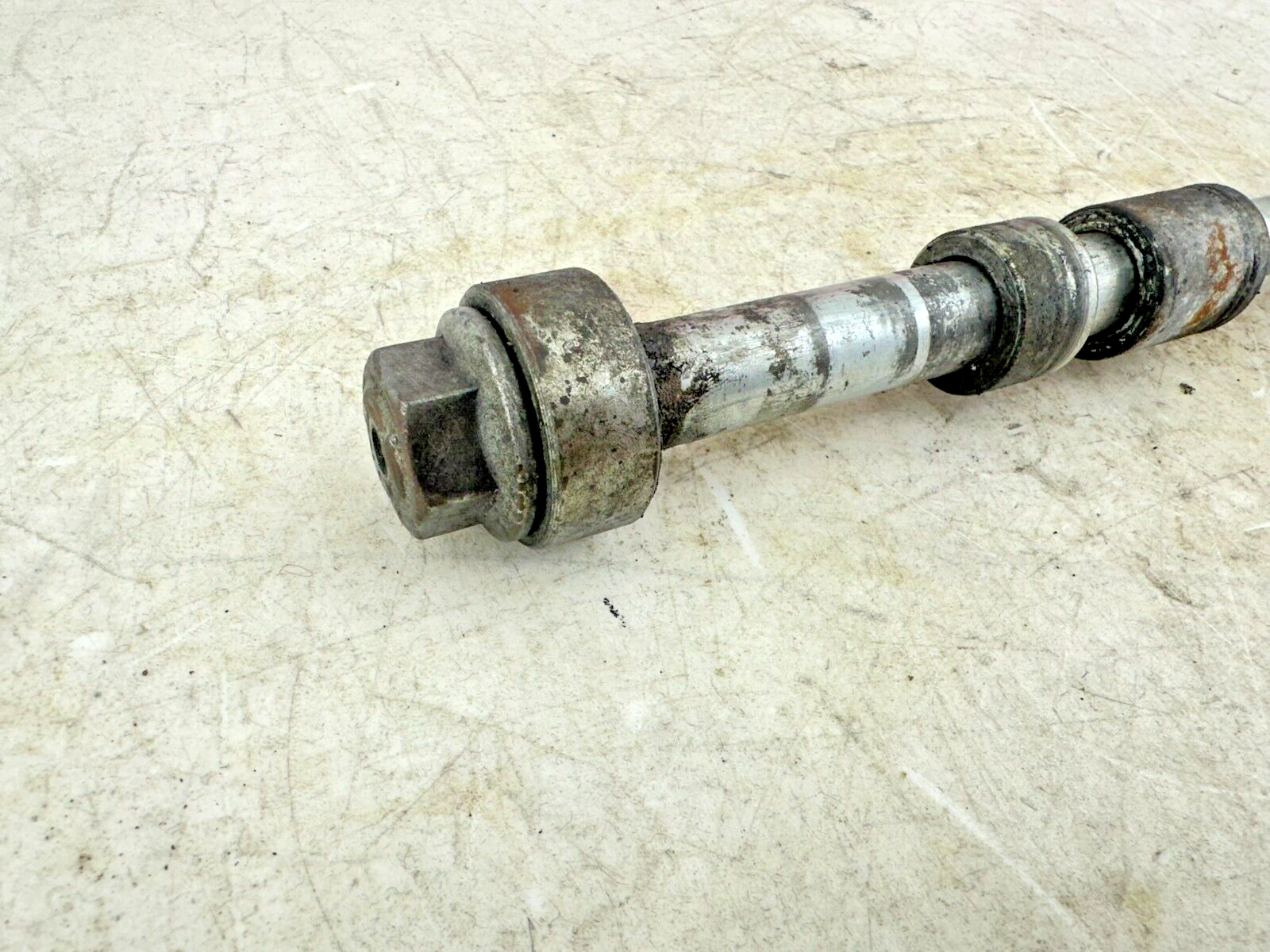 1999 HARLEY SOFTAIL OEM HD genuine Swingarm Rear Axle + Spacers