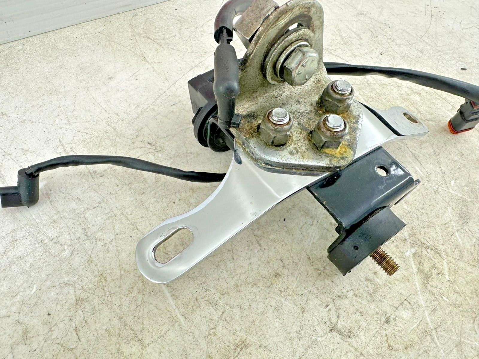 1999 HARLEY SOFTAIL OEM HD Upper Left Motor Mount + Horn Bracket