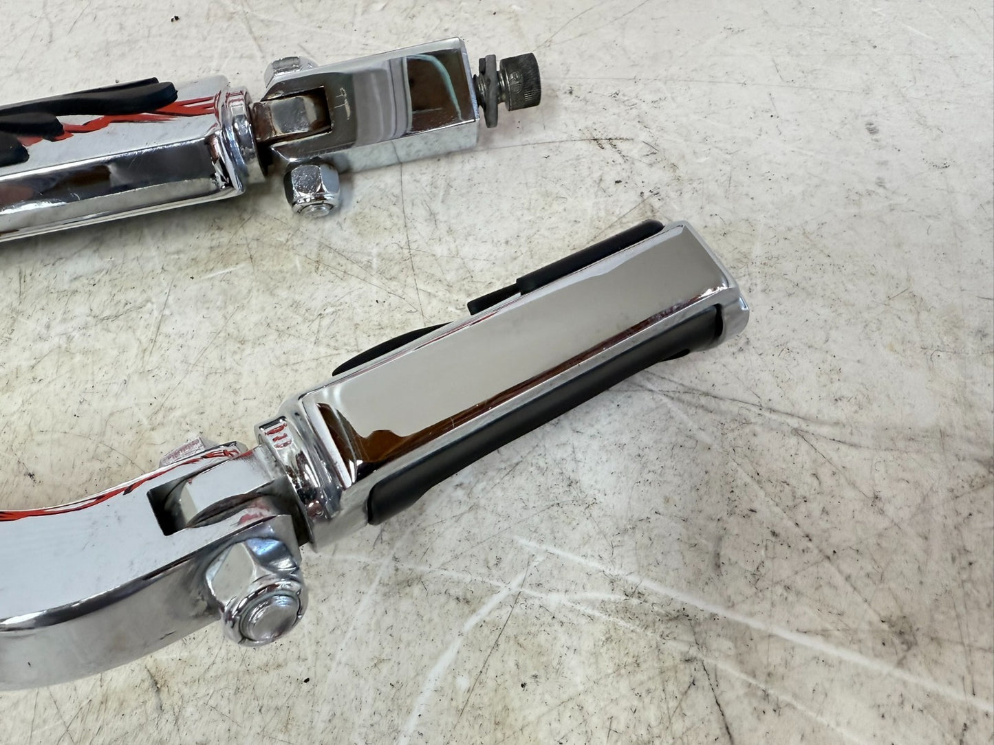 2003 HARLEY DYNA WIDE GLIDE OEM Rear Passenger Foot Peg Foot Rest Flame Chrome