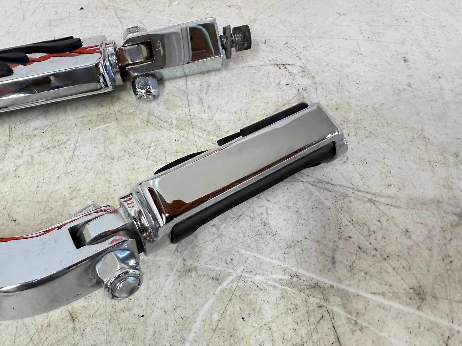 2003 HARLEY DYNA WIDE GLIDE OEM Rear Passenger Foot Peg Foot Rest Flame Chrome