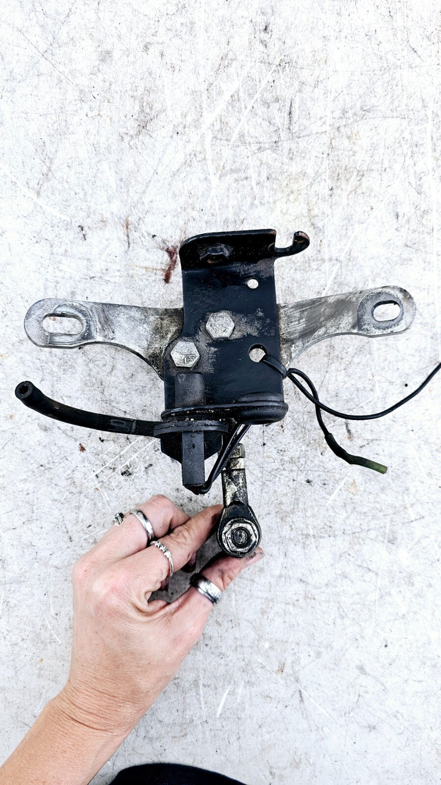 1995 HARLEY DYNA CONVERTIBLE Upper Engine Motor Horn Mount Bracket