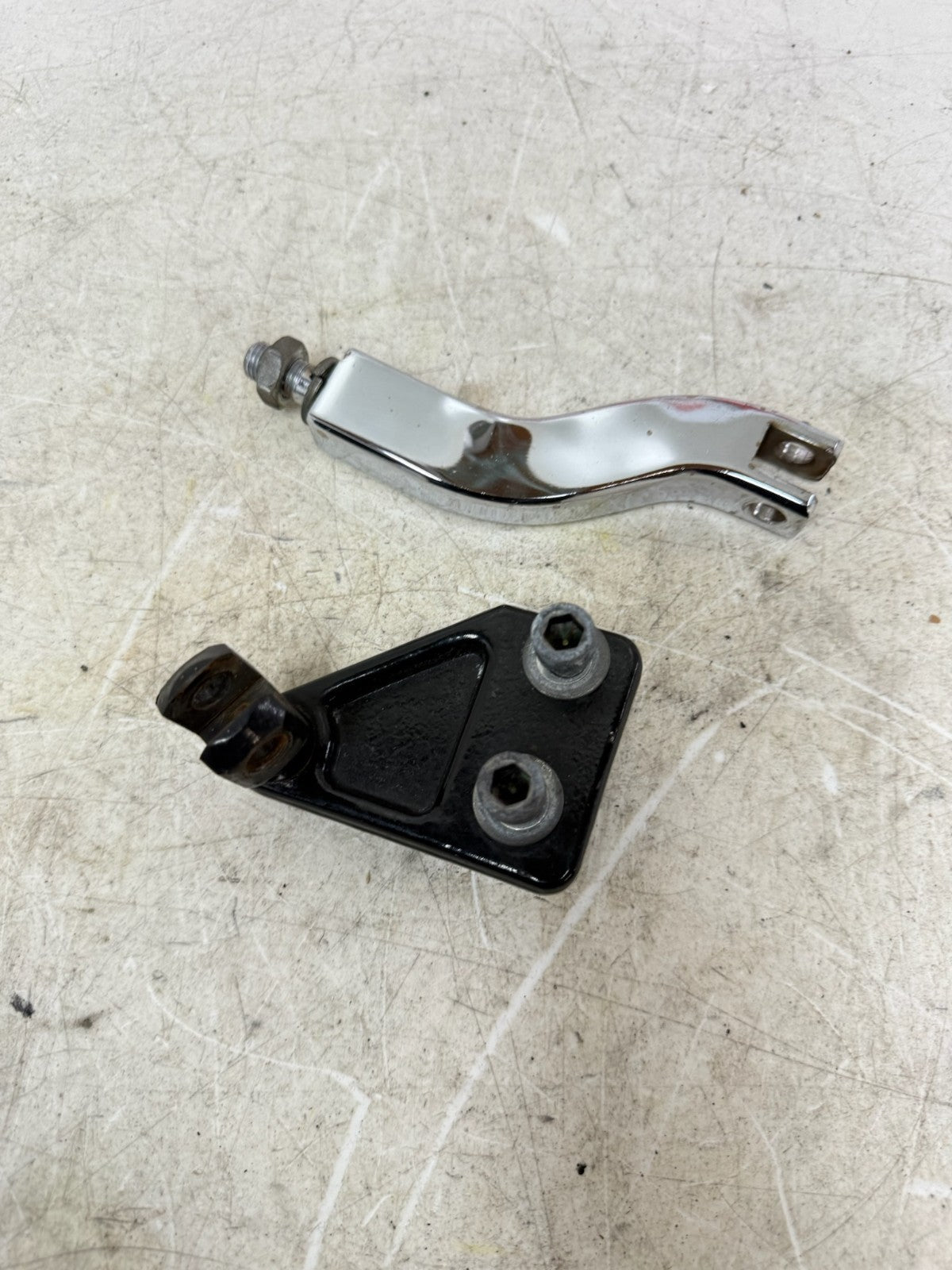 1993 HARLEY DYNA Wide Glide Passenger Footpegs Footrest Support Bracket