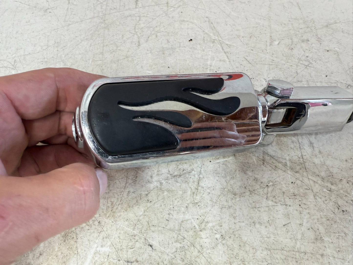 2003 HARLEY DYNA WIDE GLIDE OEM Rear Passenger Foot Peg Foot Rest Flame Chrome
