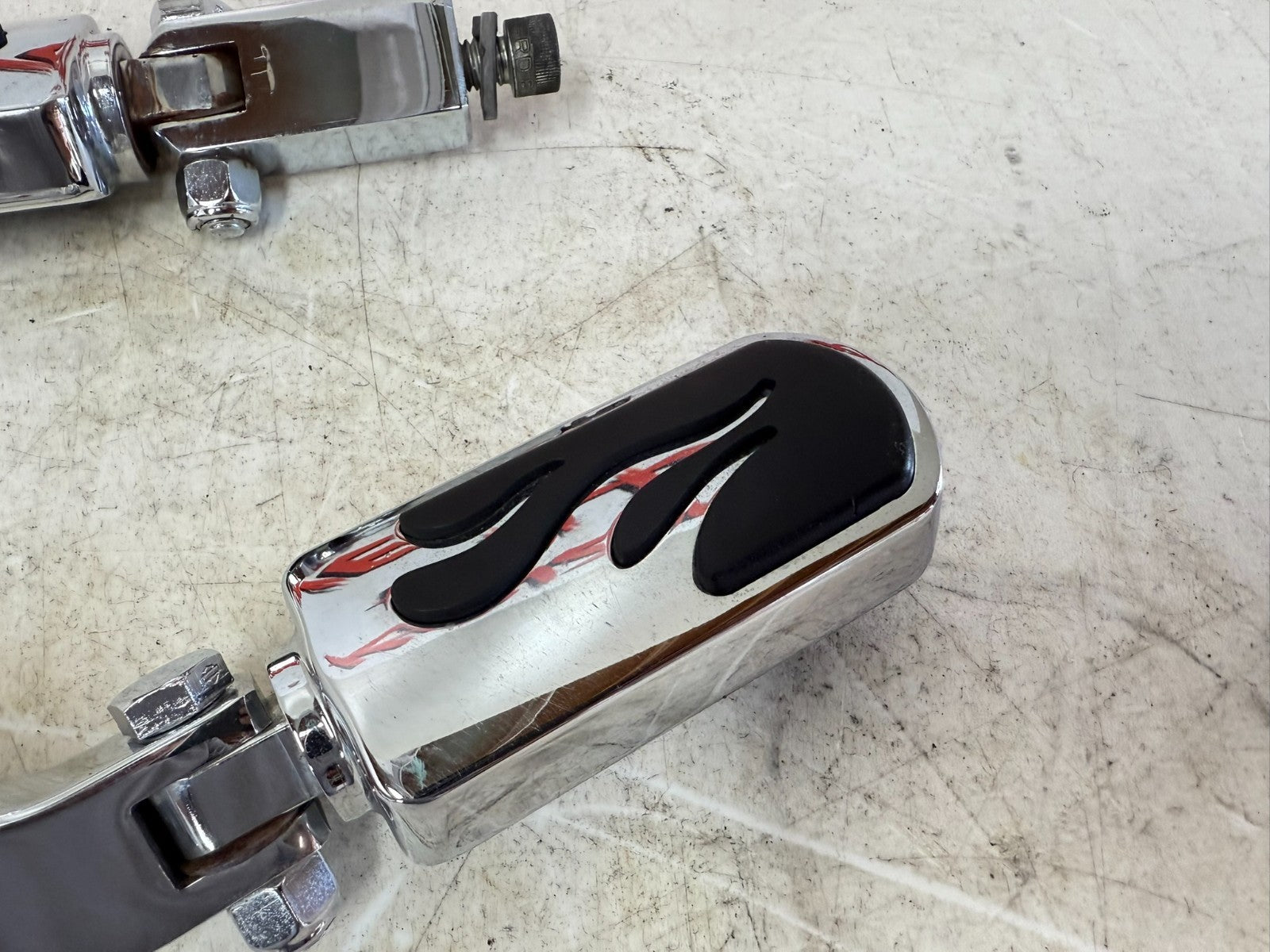 2003 HARLEY DYNA WIDE GLIDE OEM Rear Passenger Foot Peg Foot Rest Flame Chrome
