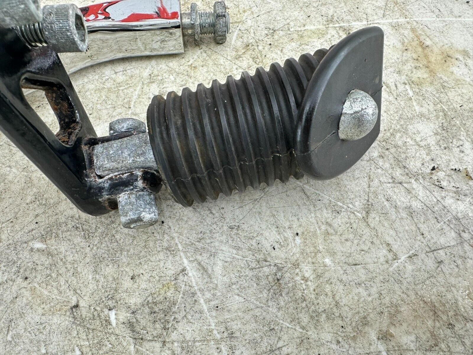 1997 HARLEY DYNA OEM HD Passenger Footpegs + Mounting Hardware Bracket