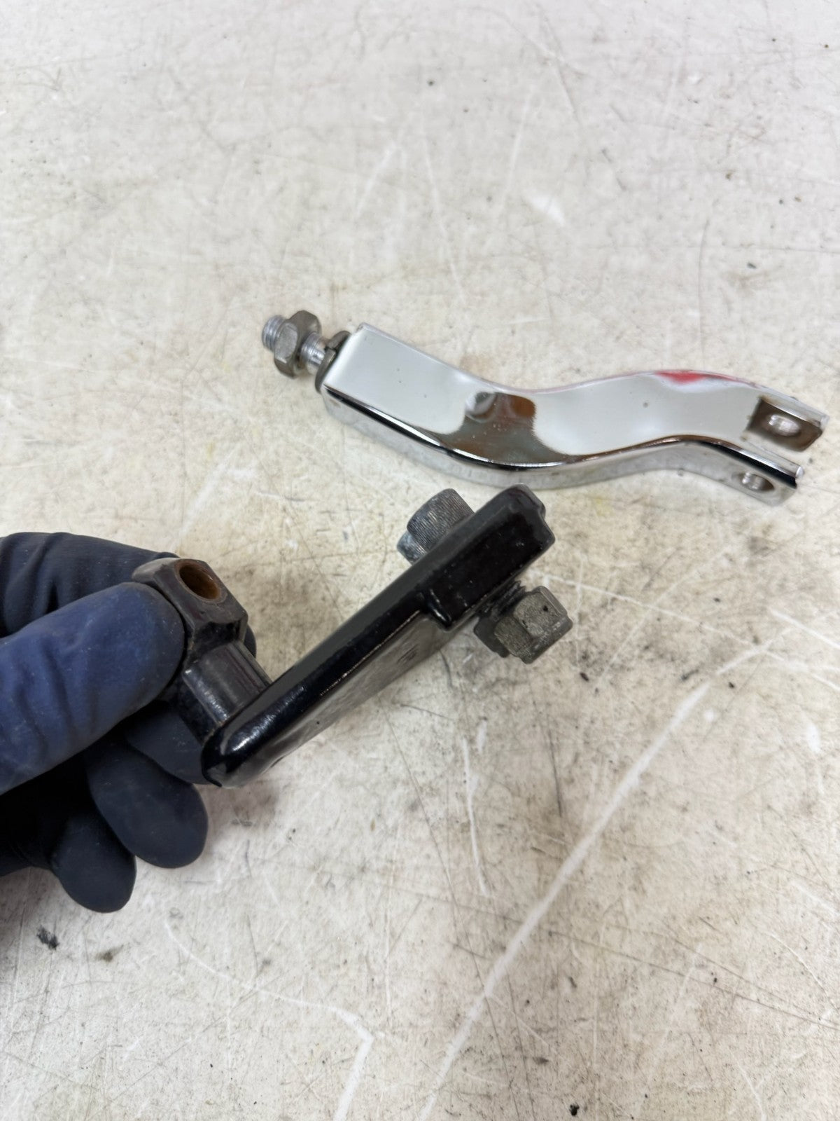 1993 HARLEY DYNA Wide Glide Passenger Footpegs Footrest Support Bracket