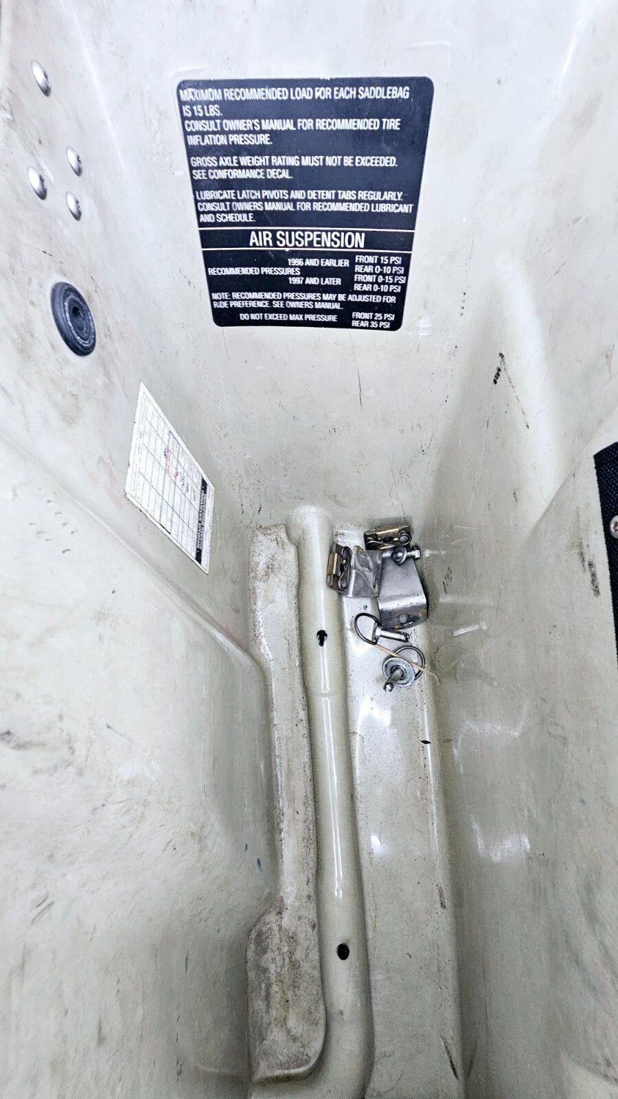 1998 HARLEY FLH ELECTRA GLIDE Right Saddlebag Housing Lid Latch OEM HD Red Black