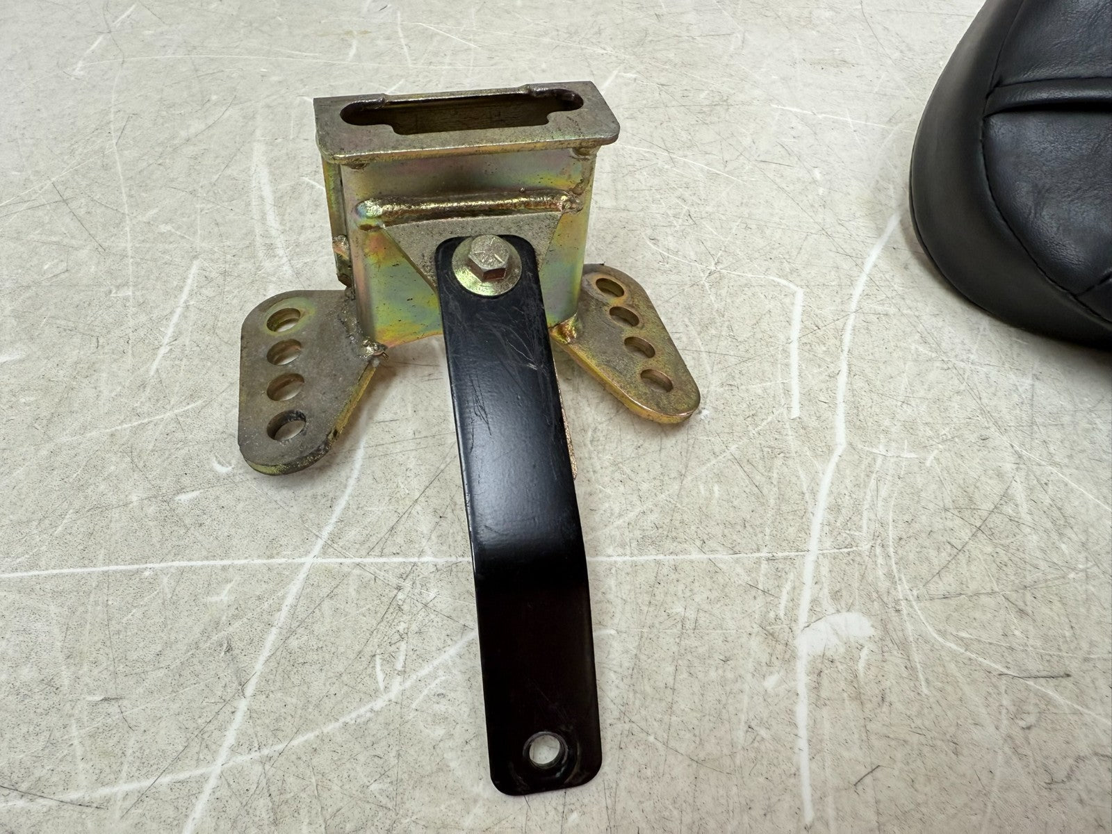 2003 HARLEY ELECTRA GLIDE Driver Backrest Cushion Pad Mounting Bracket Dock