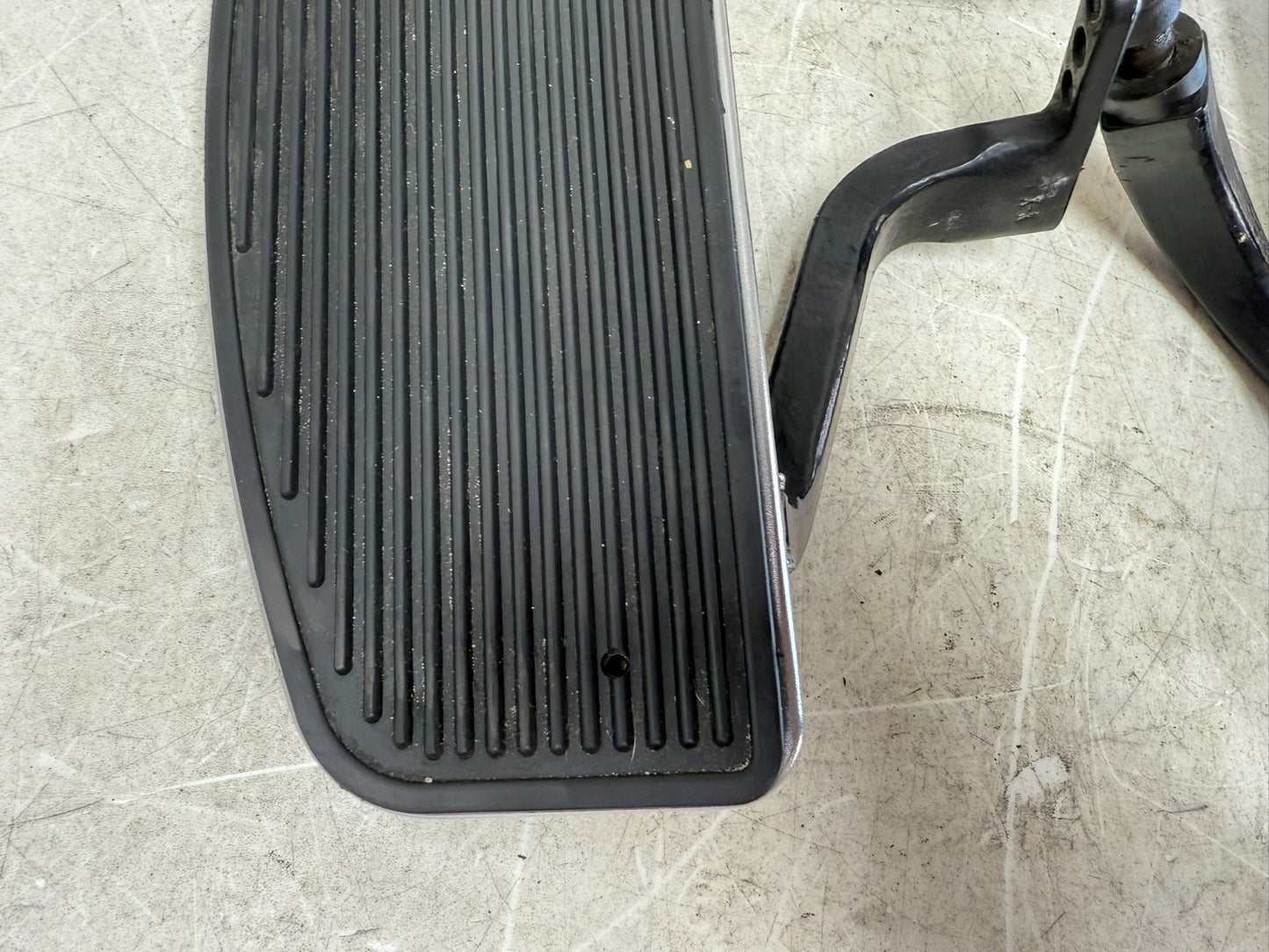 2003 HARLEY ELECTRA GLIDE Driver Floorboard Foot Rest Pad Right Left MTG Bracket