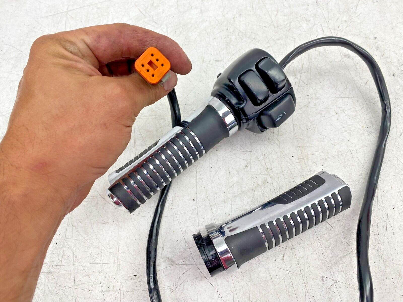 1998 HARLEY DAVIDSON DYNA SOFTAIL SPORTSTER Left Switch Housing Buttons & Grips