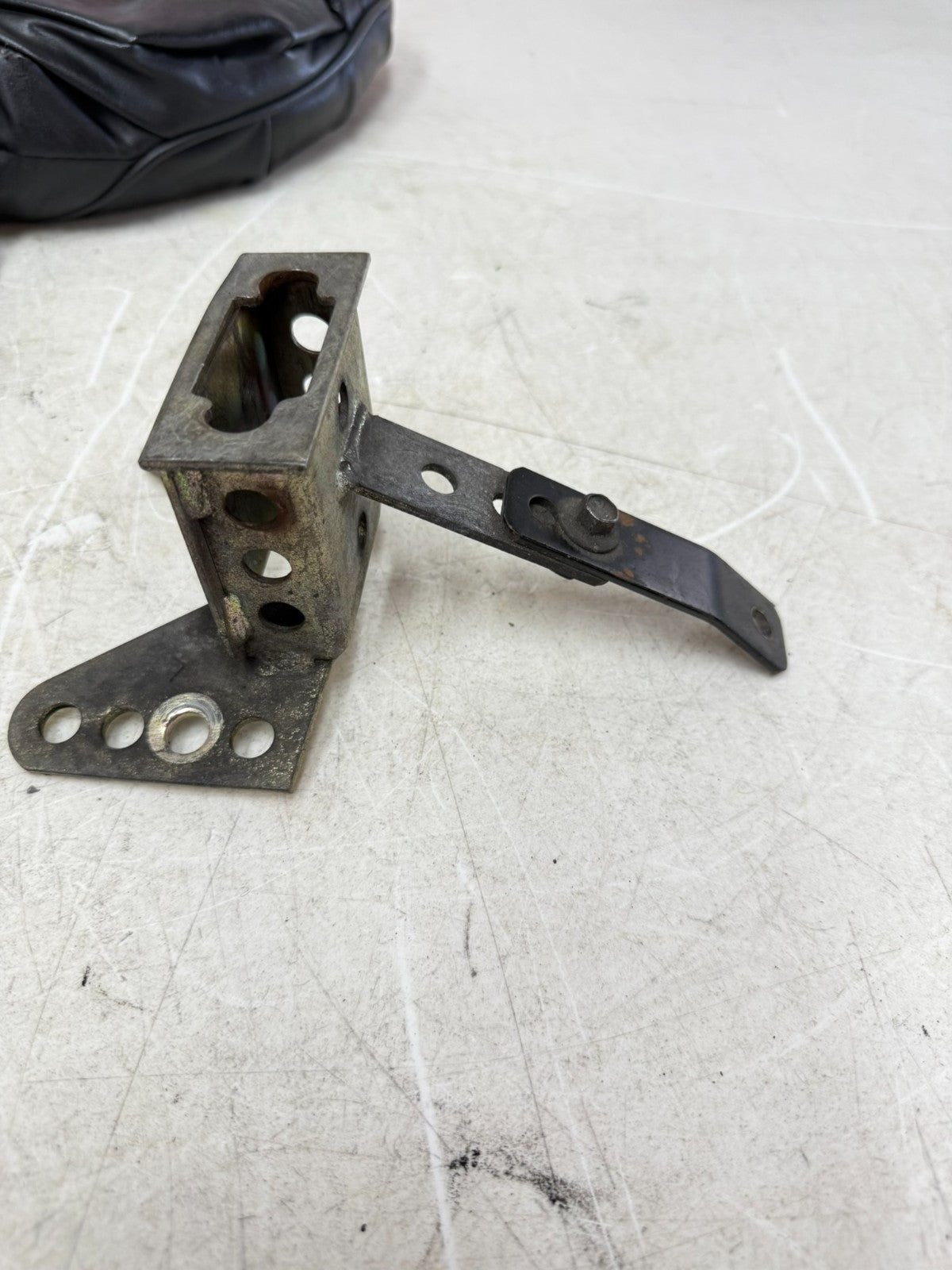 2003 HARLEY ELECTRA GLIDE Driver Backrest Cushion Pad Mount Bracket