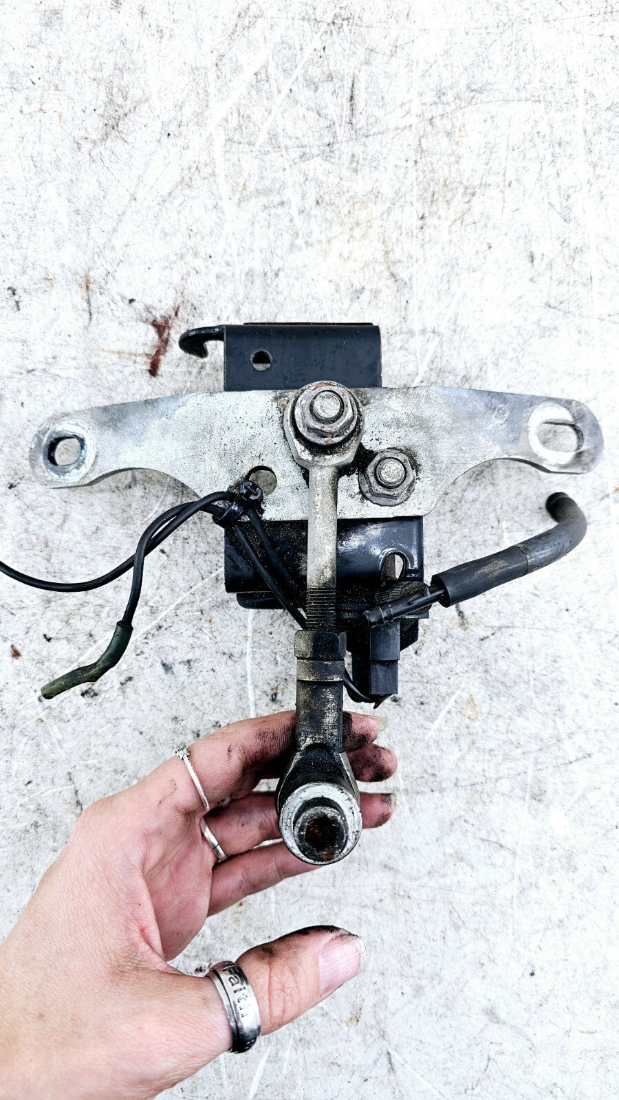 1995 HARLEY DYNA CONVERTIBLE Upper Engine Motor Horn Mount Bracket