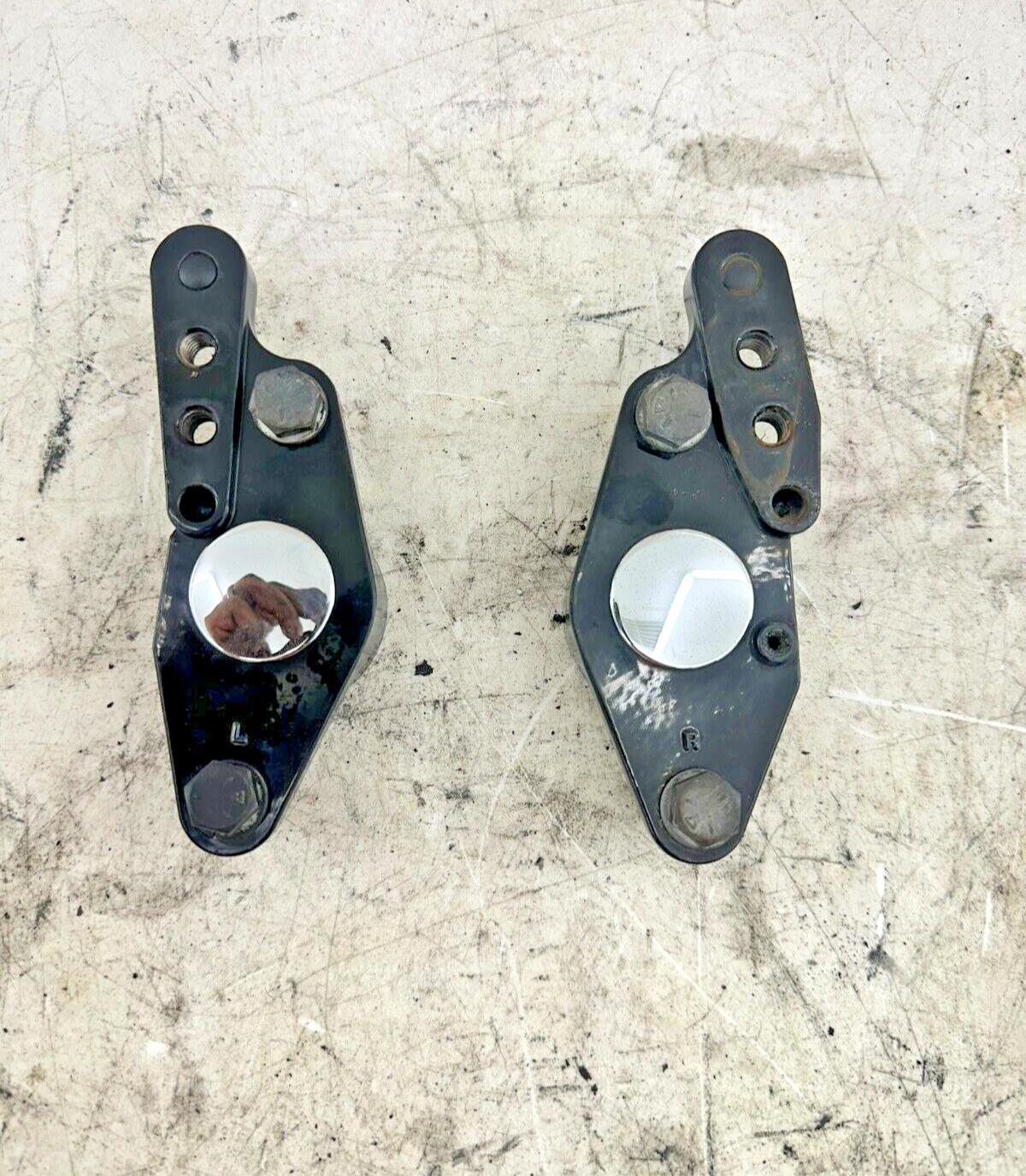 1999 HARLEY FLH ELECTRA GLIDE Passenger Floorboard Mounting Bracket Axle Cover