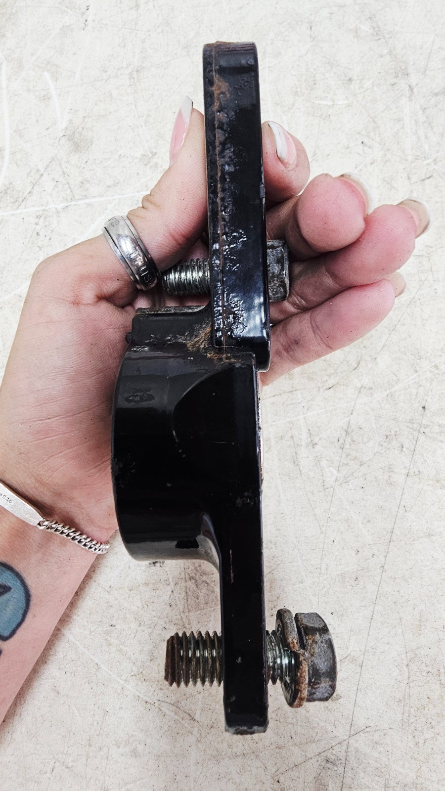 1996 HARLEY FLH ELECTRA GLIDE Rear Swingarm Arm Passenger Floorboard MTG Bracket