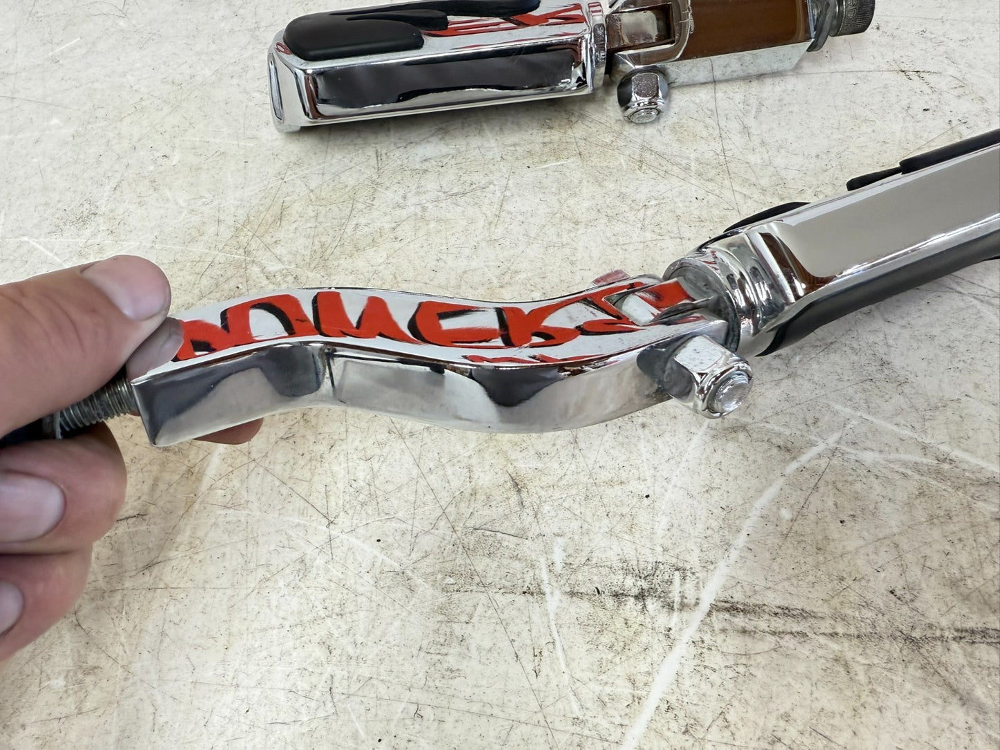 2003 HARLEY DYNA WIDE GLIDE OEM Rear Passenger Foot Peg Foot Rest Flame Chrome