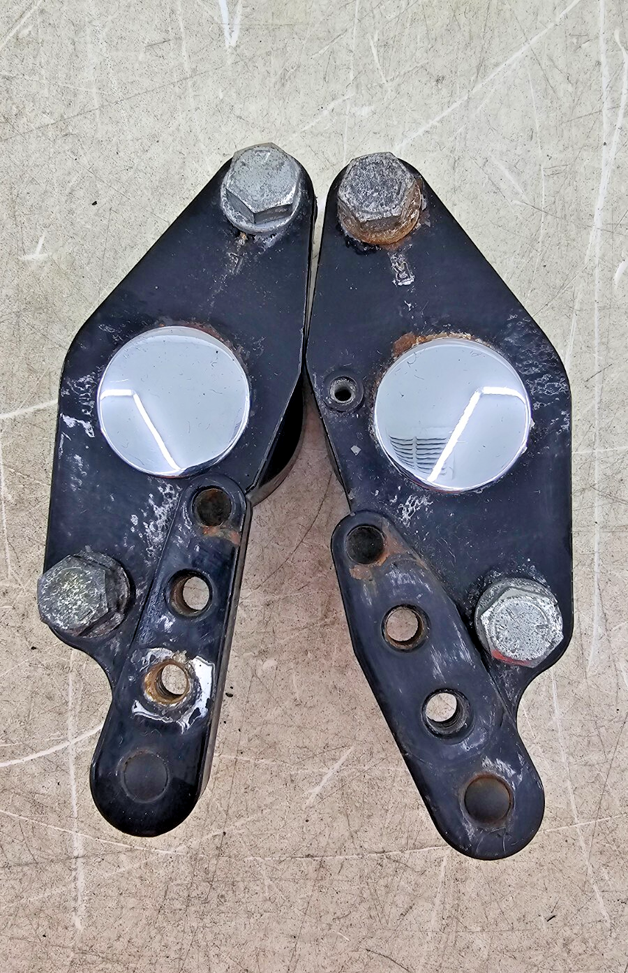 2000 HARLEY FLH ROADKING Rear Swingarm Arm Passenger Floorboard Mount Brackets