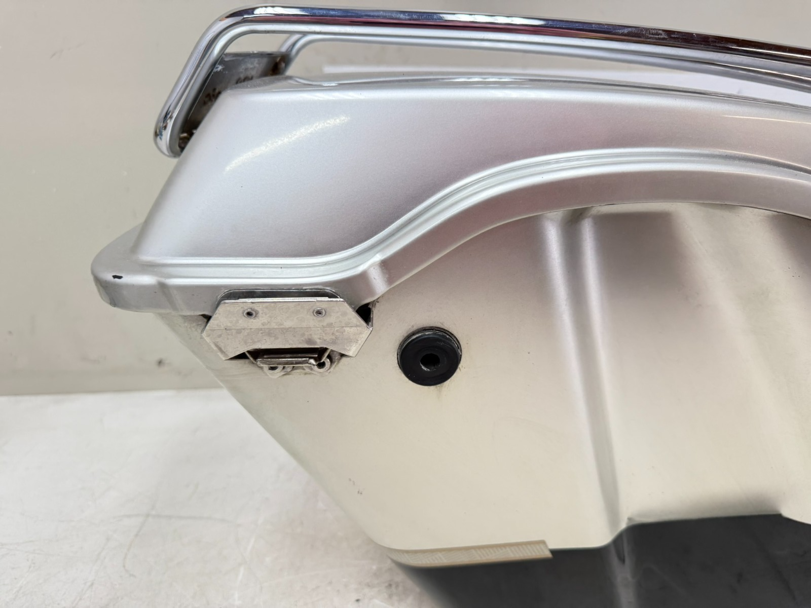 2003 HARLEY ELECTRA GLIDE Right Saddlebag Housing & Lid Latch 100th Anniversary
