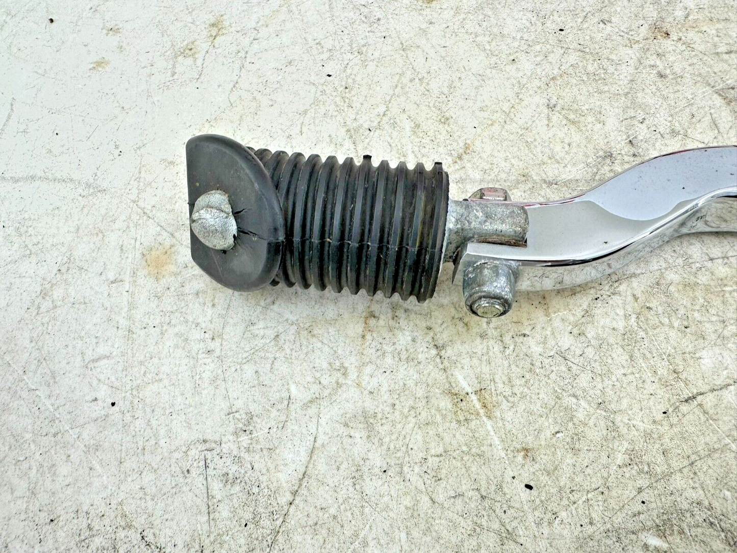 1997 HARLEY DYNA OEM HD Passenger Footpegs + Mounting Hardware Bracket