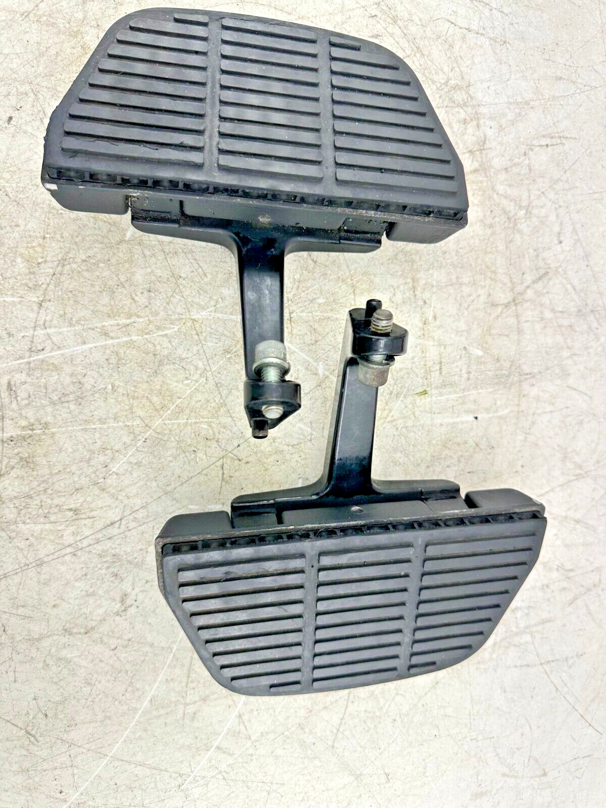 1999 HARLEY FLH ELECTRA GLIDE OEM HD Passenger Floorboard Foot Rest Pedal Pad