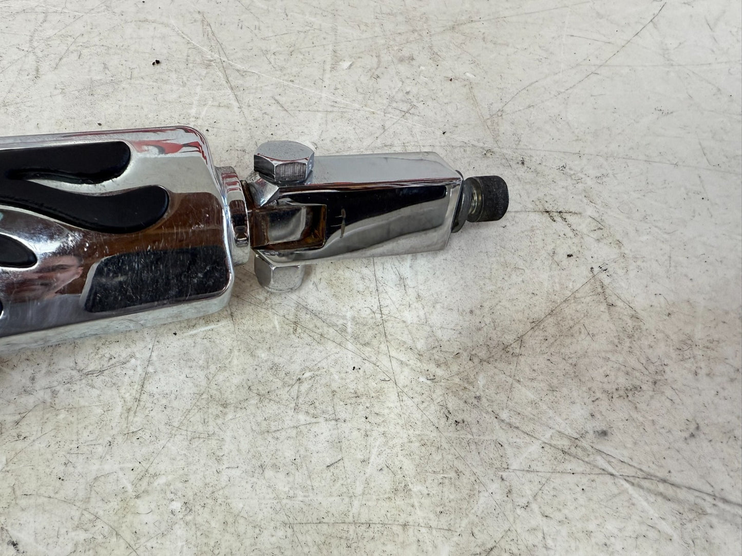 2003 HARLEY DYNA WIDE GLIDE OEM Rear Passenger Foot Peg Foot Rest Flame Chrome