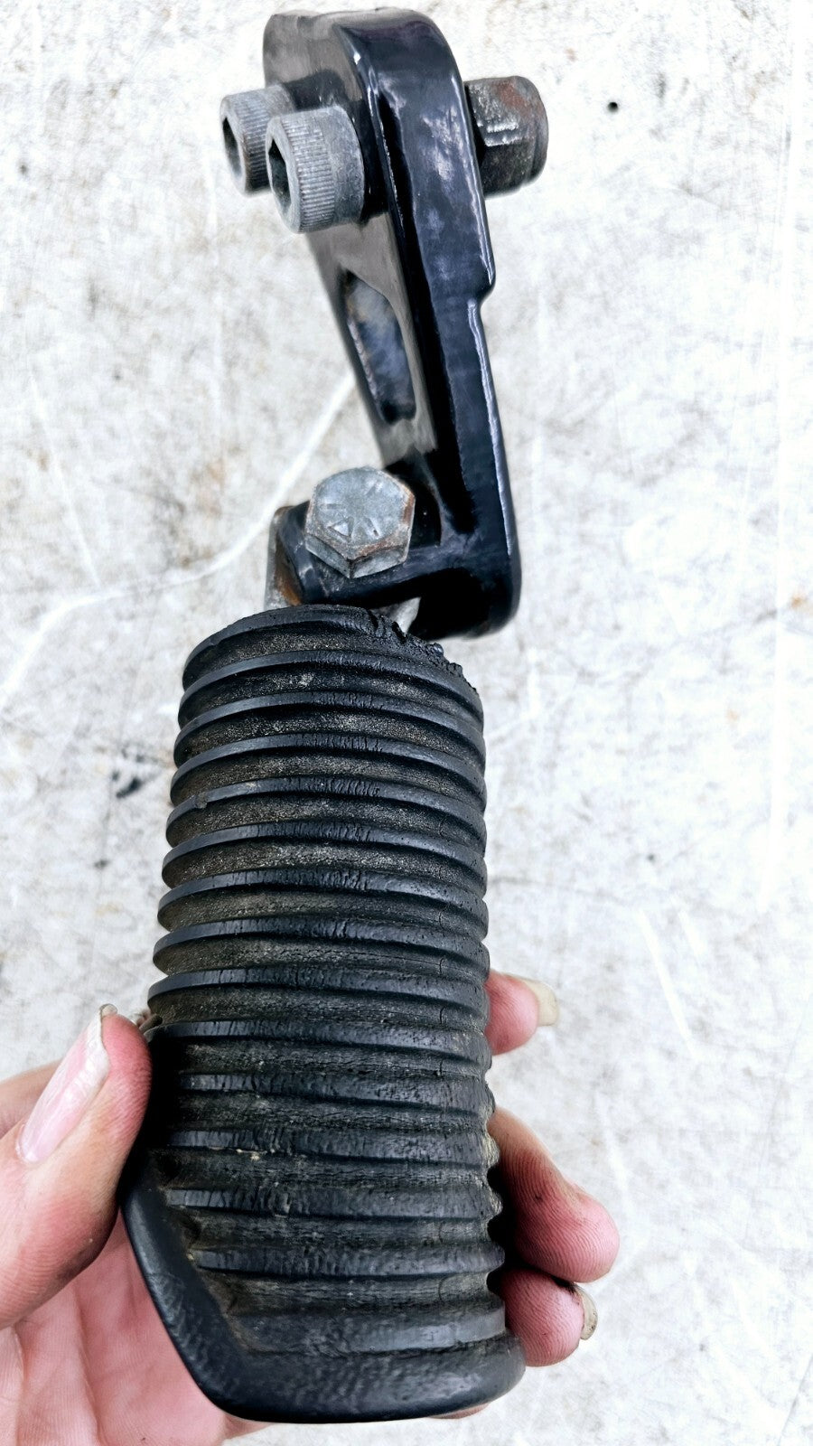 1995 HARLEY DYNA CONVERTIBLE Passenger Foot Peg Mounting Bracket